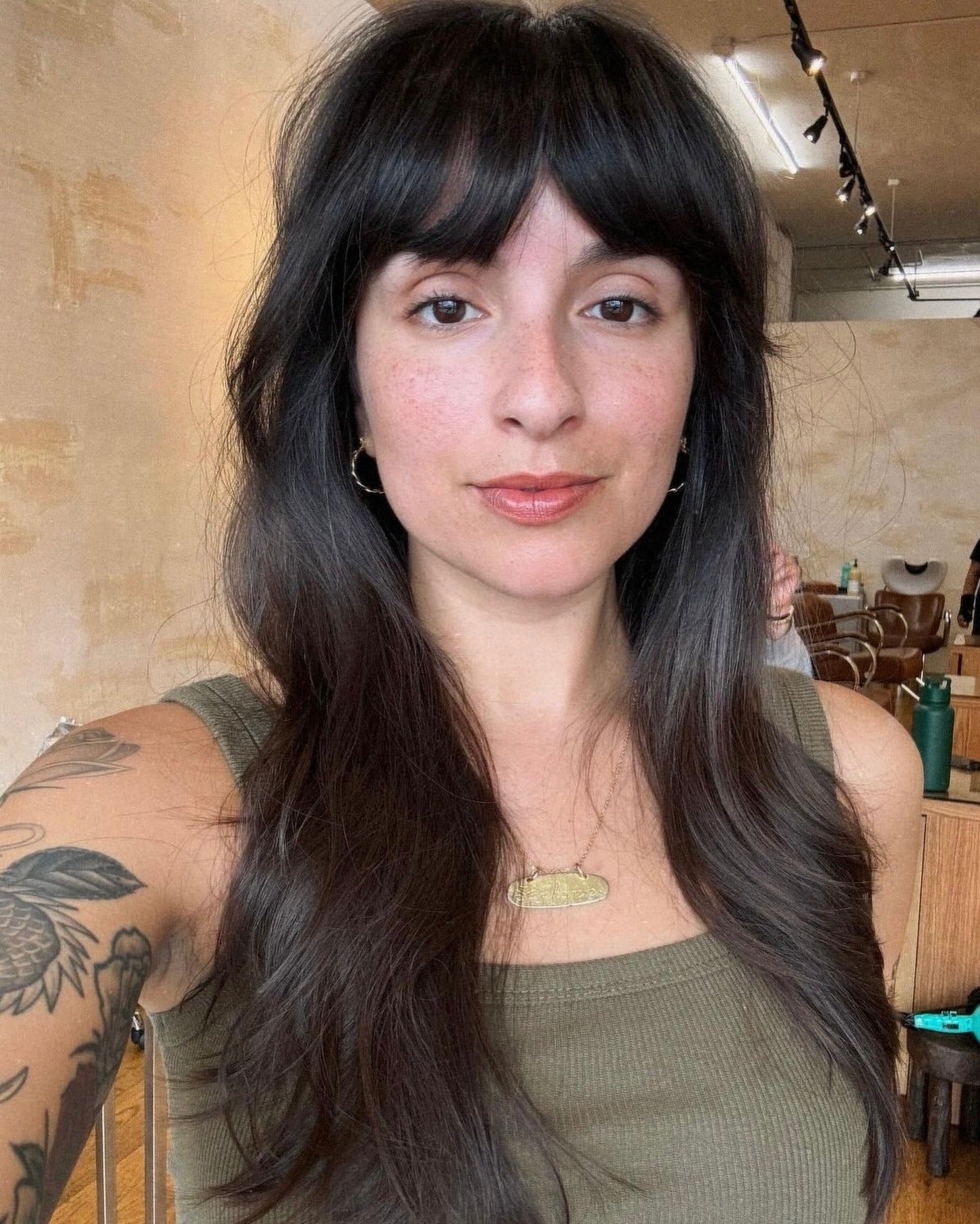 2. Lange Schichten mit klassischen dunklen Fransen (Fringe Frisuren)