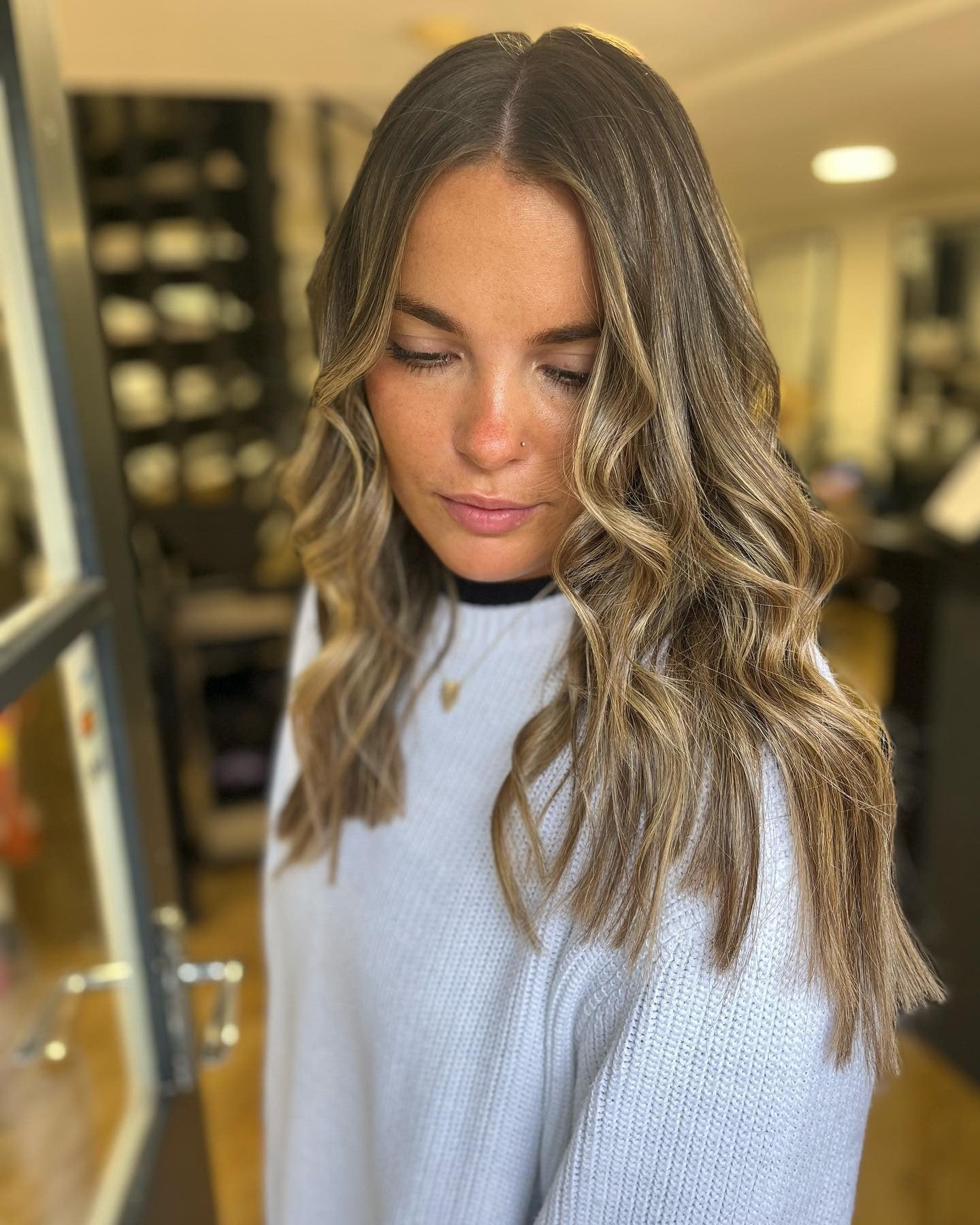 2. Lose Wellen mit goldener Karamellabmessung (Karamellbalayage mit Highlights)