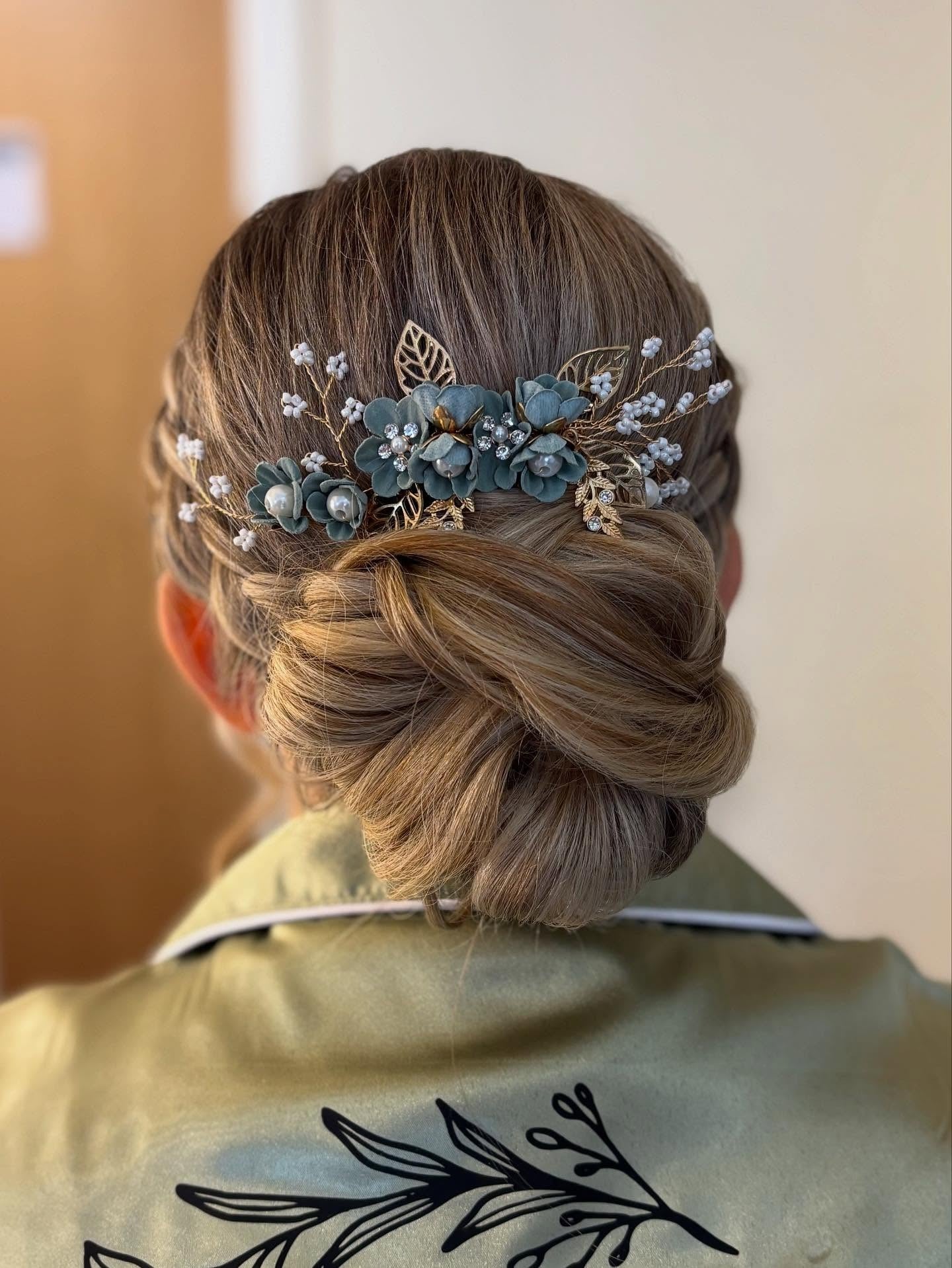 2. Low verdrehter Chignon mit floralem Haarstück (Hochzeitsfrisuren)