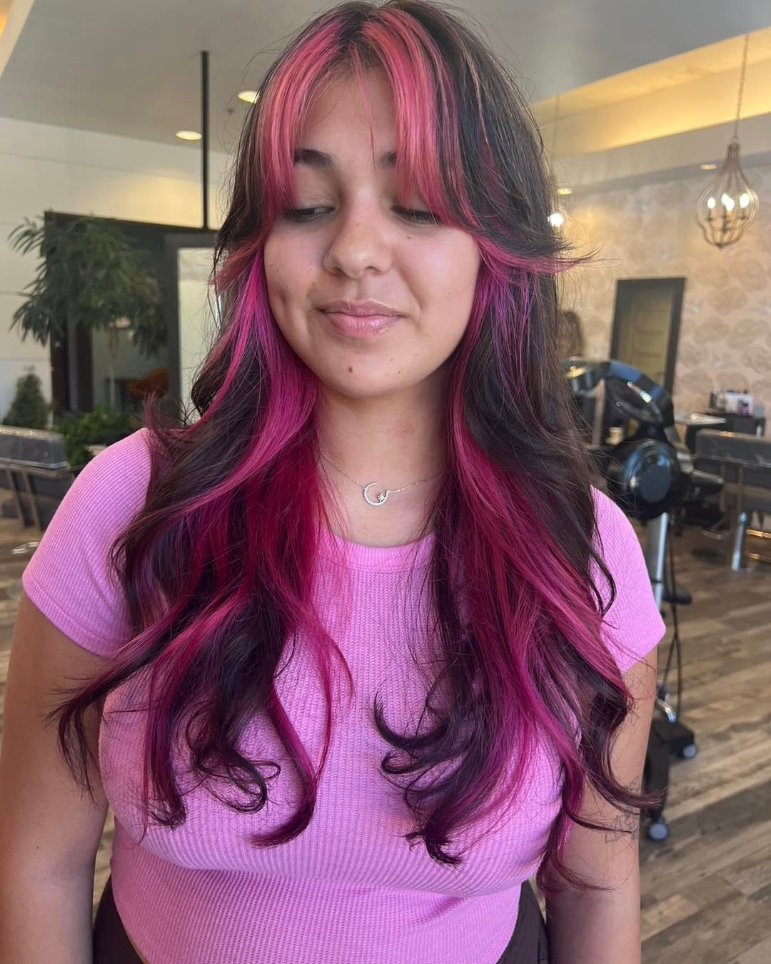 2. Magenta-Pop-Layered-Stil mit Vorhangrand (Frisuren mit Vorhang Bangs)