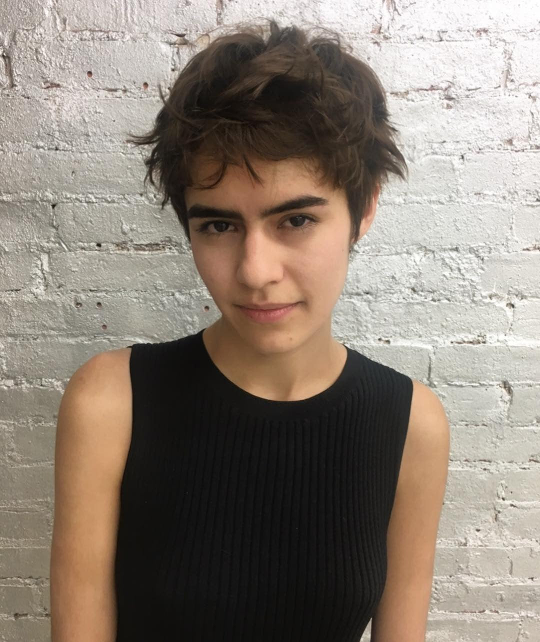 2. Unordentlich brünette Ernte mit natürlicher Textur (kurzes, abgehacktes Haar)