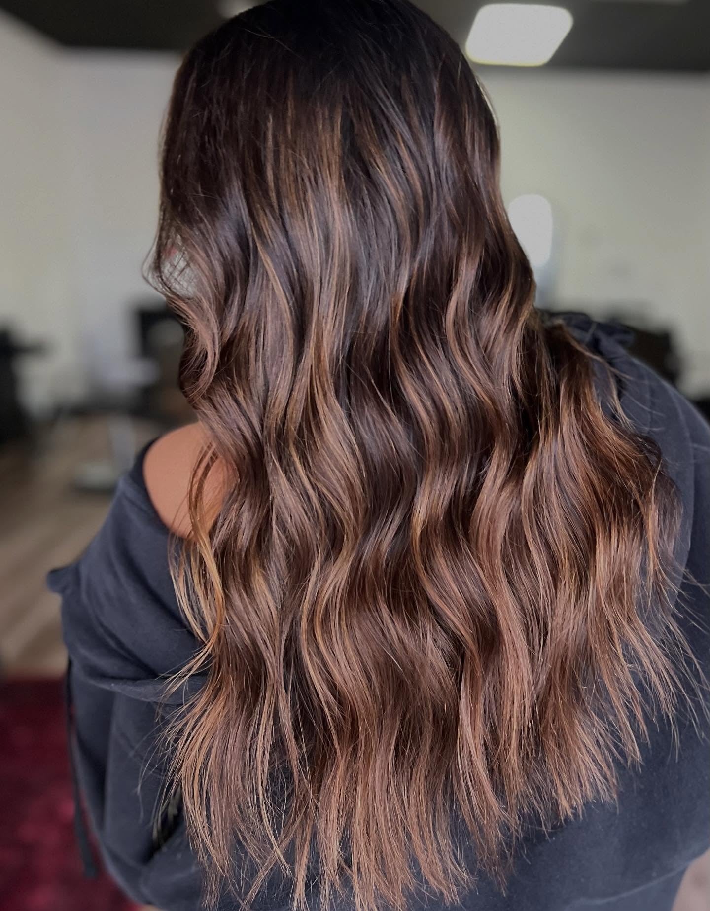 2. Mocha Melt Waves mit Karamelladern (Karamell-Mokka-Haarfarbe)