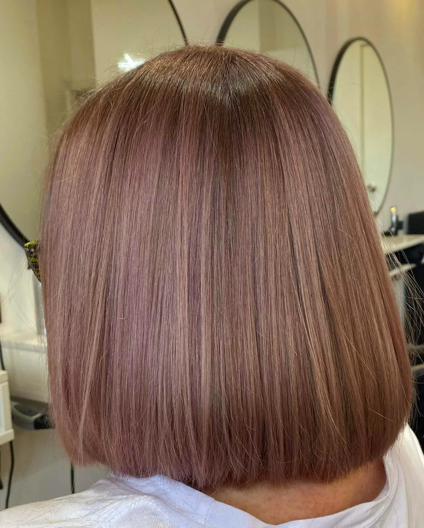 2. Gedämpfter Rosenbrauner Bob (Rosenbraune Haarfarbe)