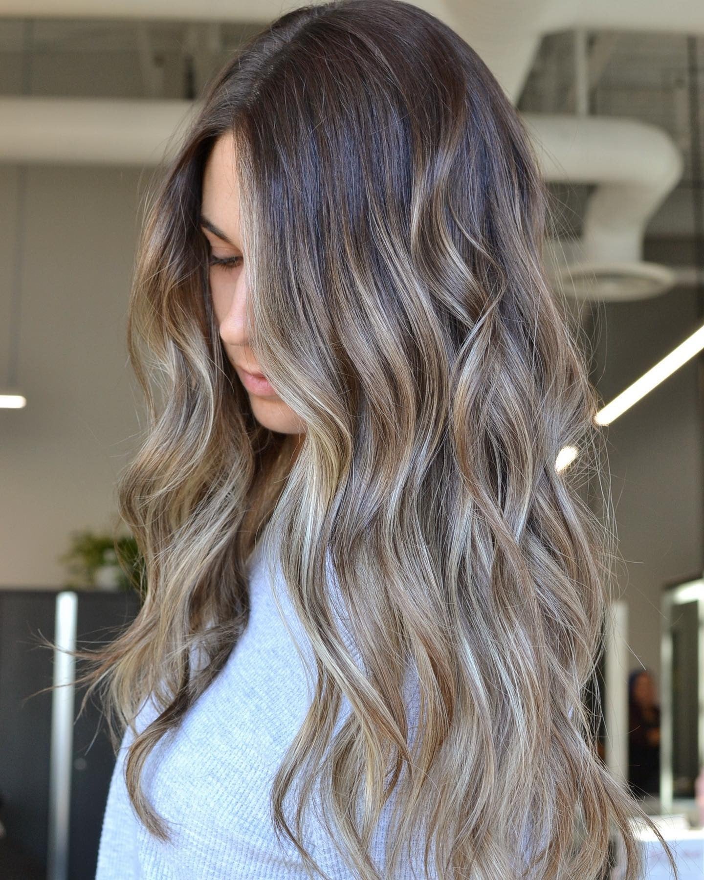 2. Natürliche schmutzige Blondine mit dimensionalem Balayage (schmutzige blonde Haarfarbe)