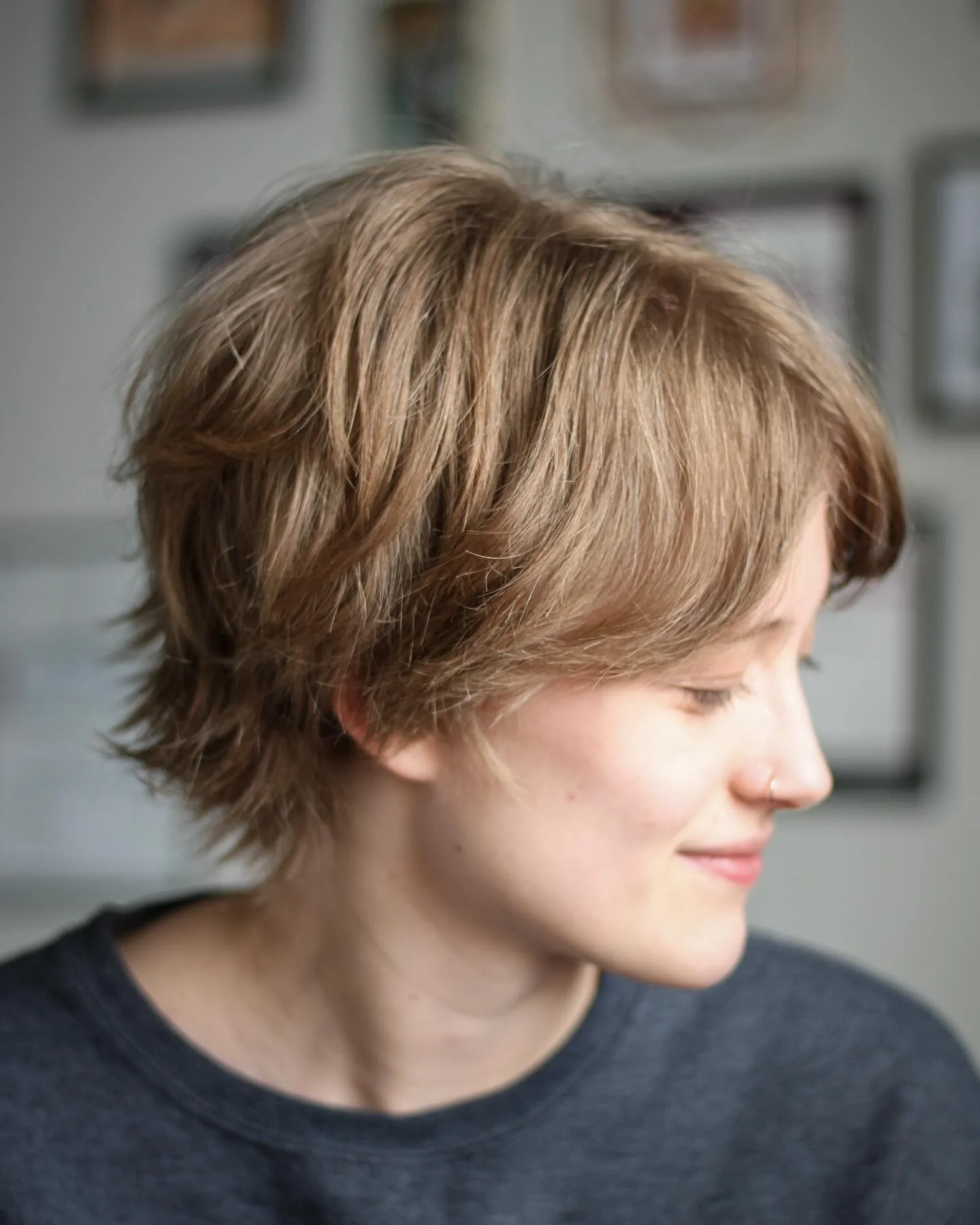 2. Natürlicher Shaggy Pixie in warmem Hellbraun (Shaggy Pixie Haircut)