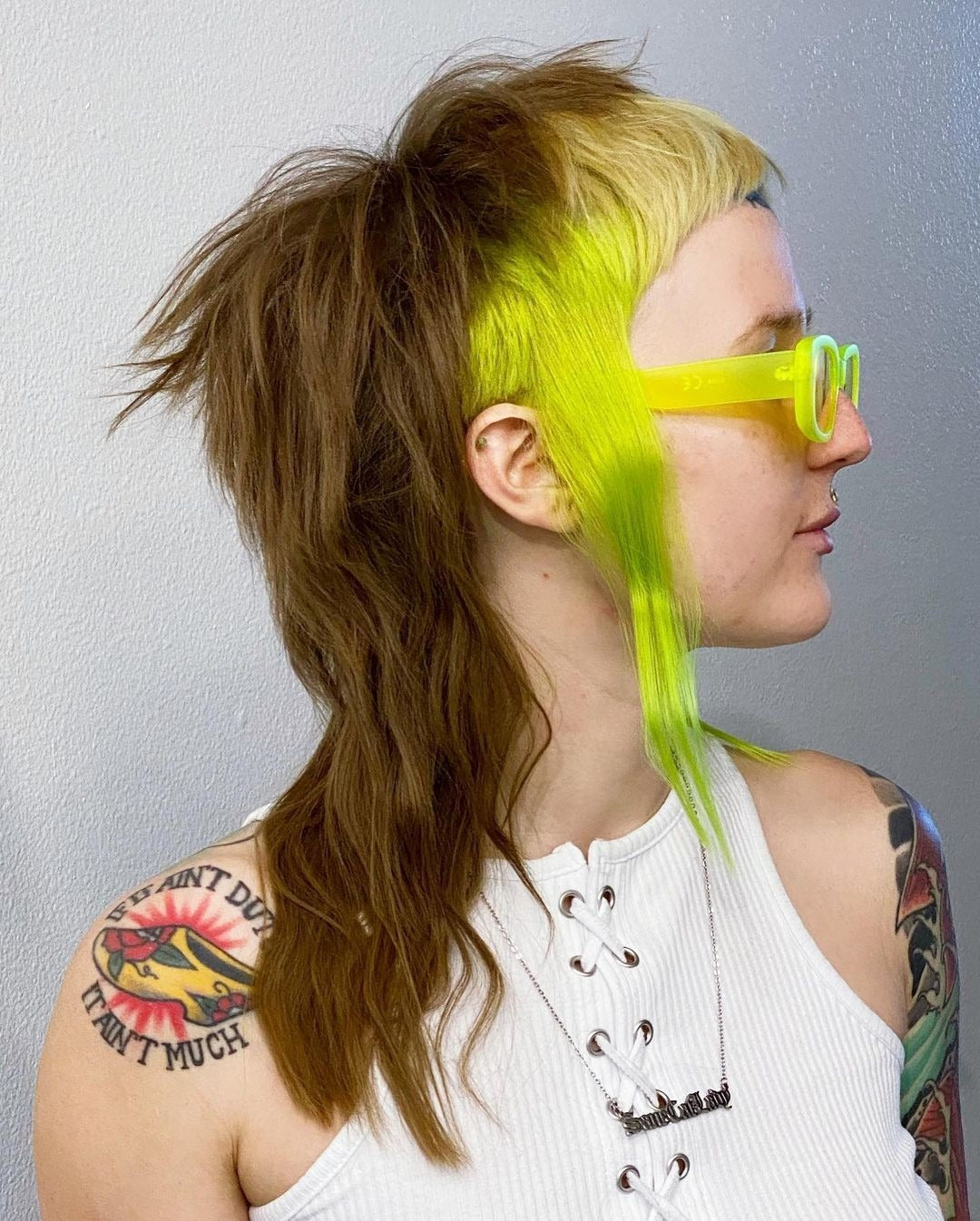 2. Neon Chartreuse Mullet mit rasierten Tafeln (zotteliger Mullet -Haarschnitt)
