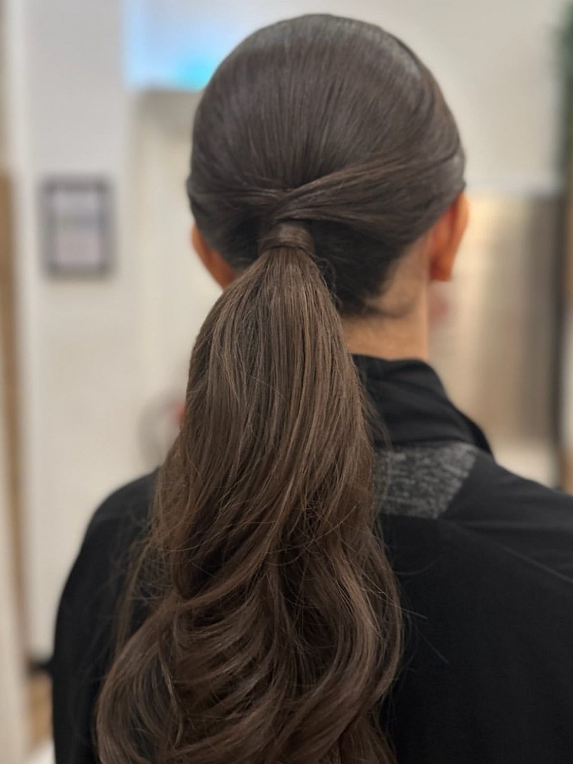 2. Polierter geringer Pferdeschwanz mit Karamellgloss (einfache Frisuren)