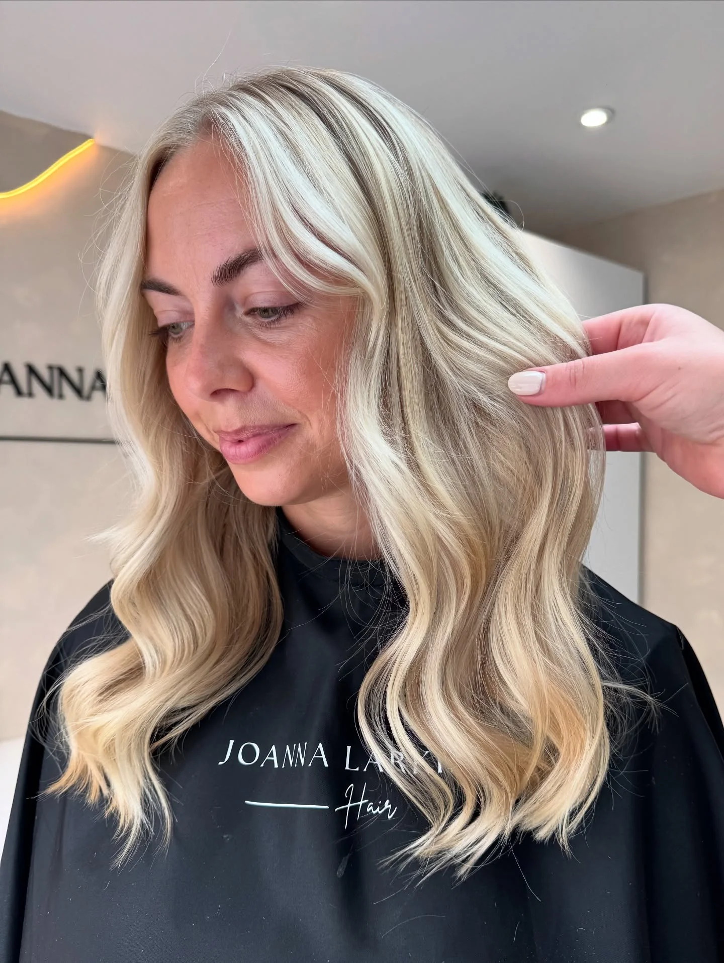 2. Polierte mittlere Wellen mit cremigen blonden Bändern (blonde Haarfarbe)