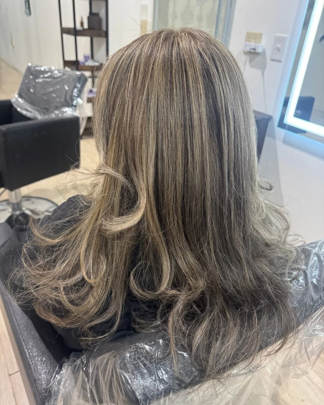 2. Präzisionsfolien-Highlights mit glattem Finish (hebt die Haarfarbe hervor)