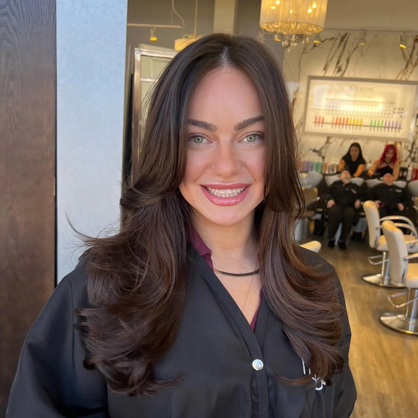 2. Reichhaltige Espresso-Schichten mit Vorhangrahmen im Mittelteil (lange Stufenfrisuren)