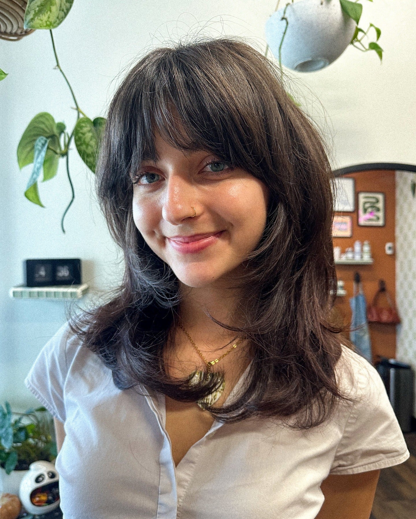 2. Shag-inspirierte Schichten mit reicher Brünette (wellige Haare mit Pony)