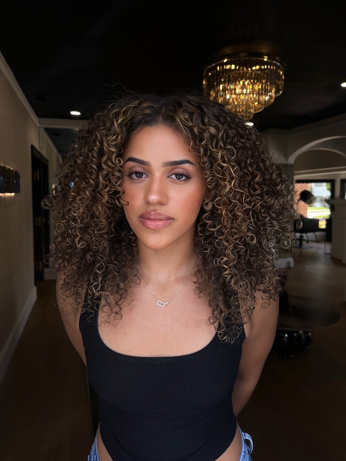 2. schulterlange Karamell hervorgehobene Locken (lockige Frisuren)