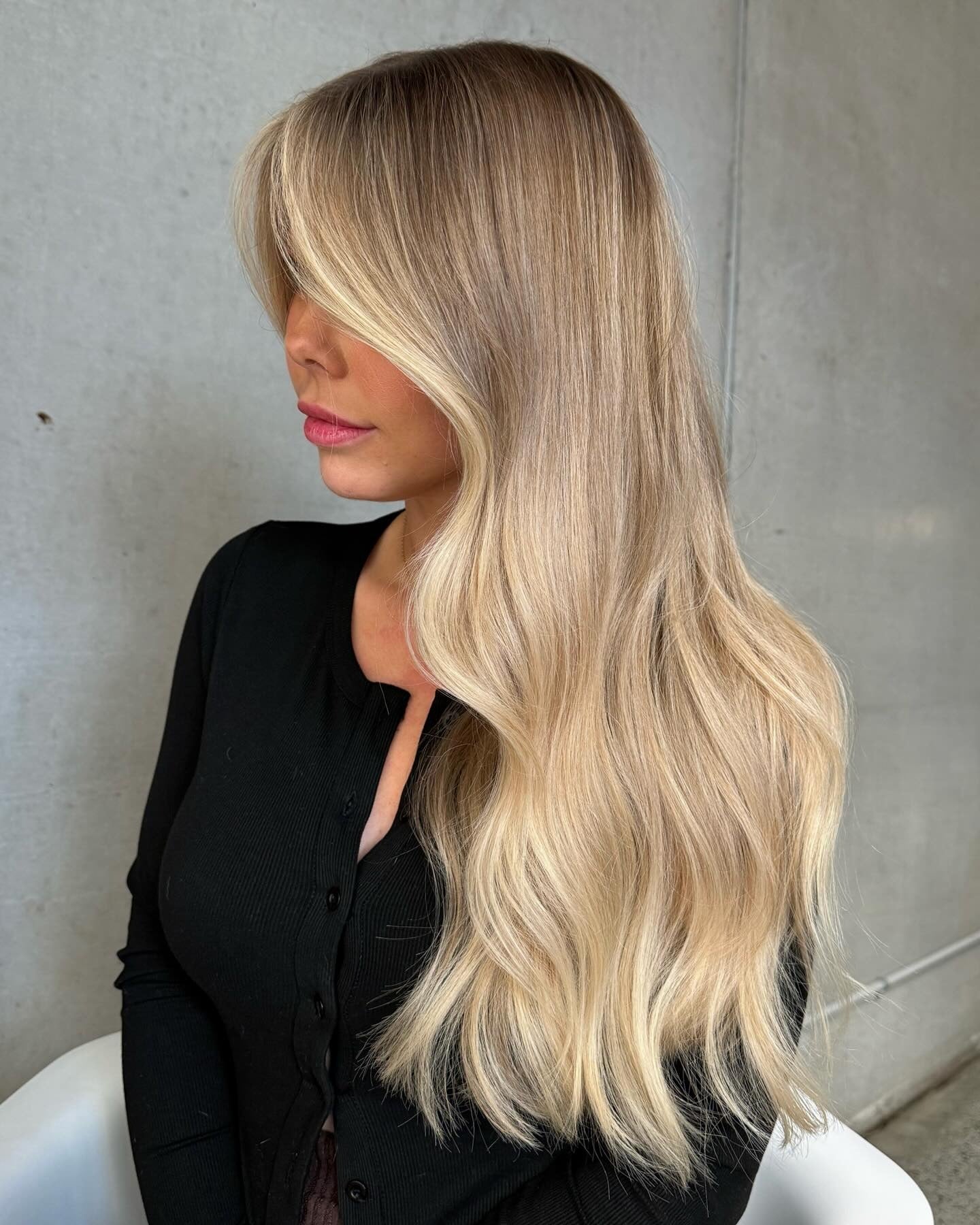 2. Seitgewirrtes Glam mit butteriger Honigblond (Honigblondes Haar mit Höhepunkten)