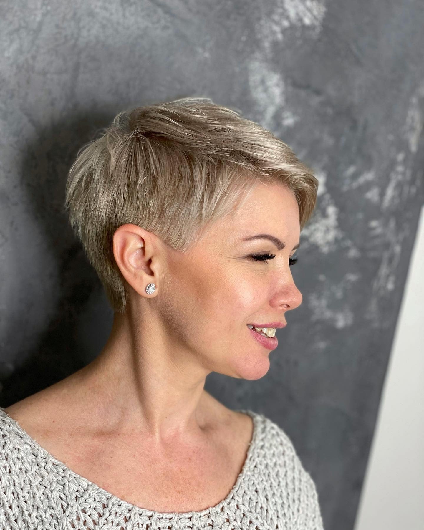 2. silbriger blonde klassische Pixie (Pixie geschnitten für dünne Haare)