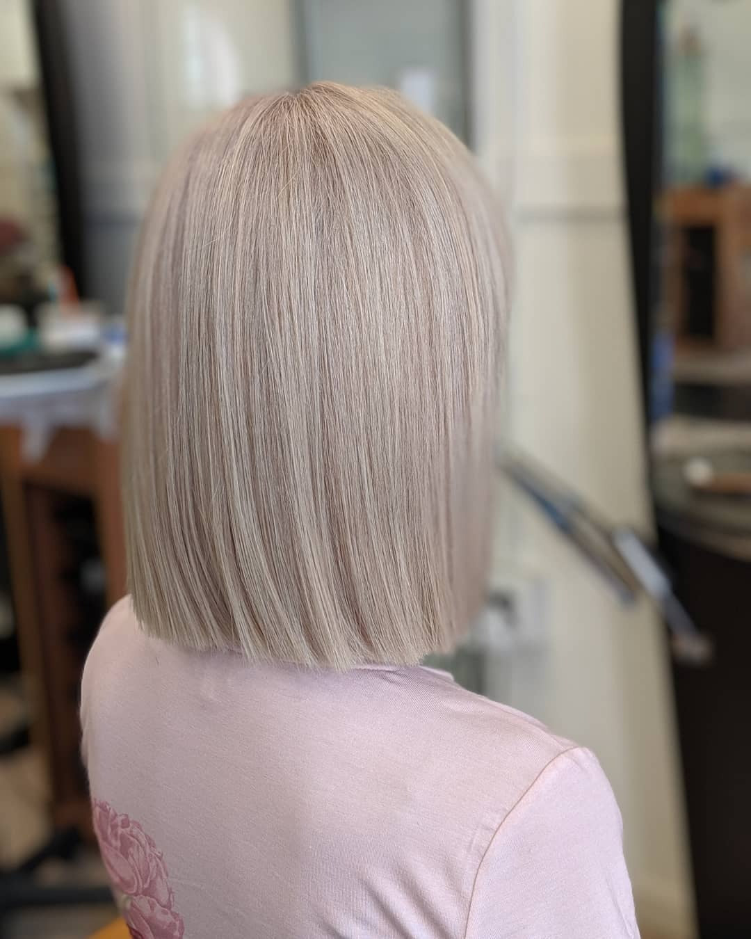 2. Sleek Ash Platinum Bob (aschblonde Haarfarbe)