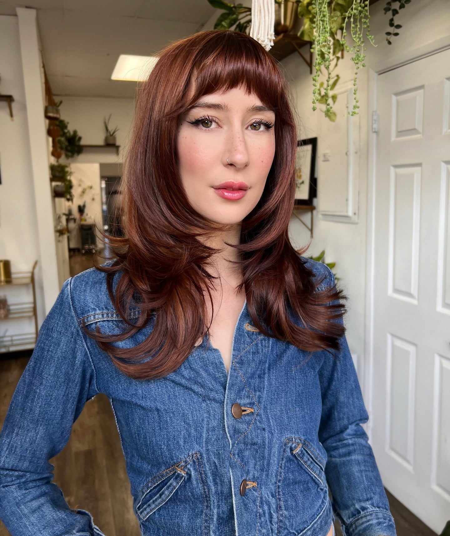 2. Schlanke Auburn -Schichten mit abgerundeten Fransen (mittlere Haarschnitte mit Pony)