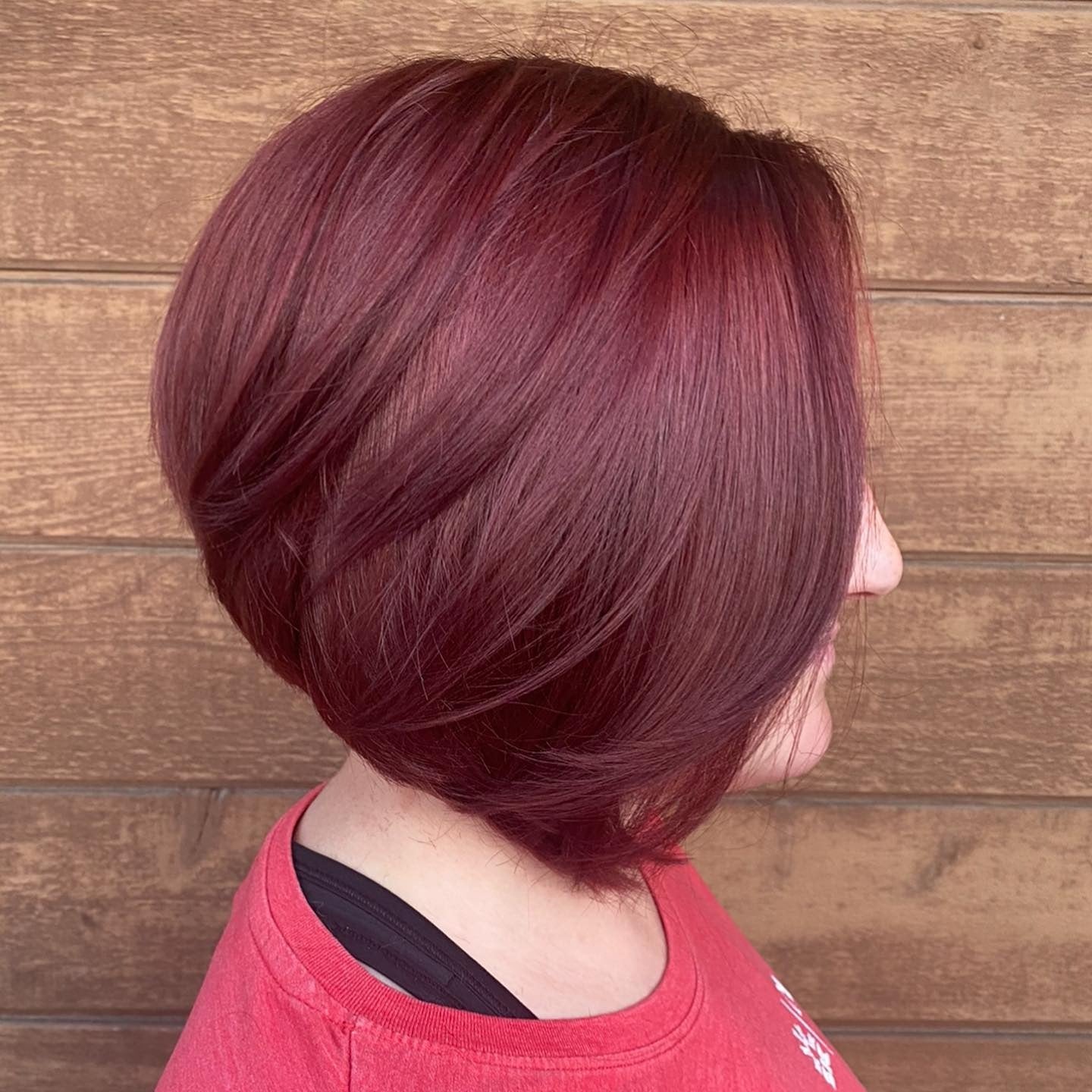 2. Sleek Burgunderte Bob (Asymmetrische Bob -Frisuren)