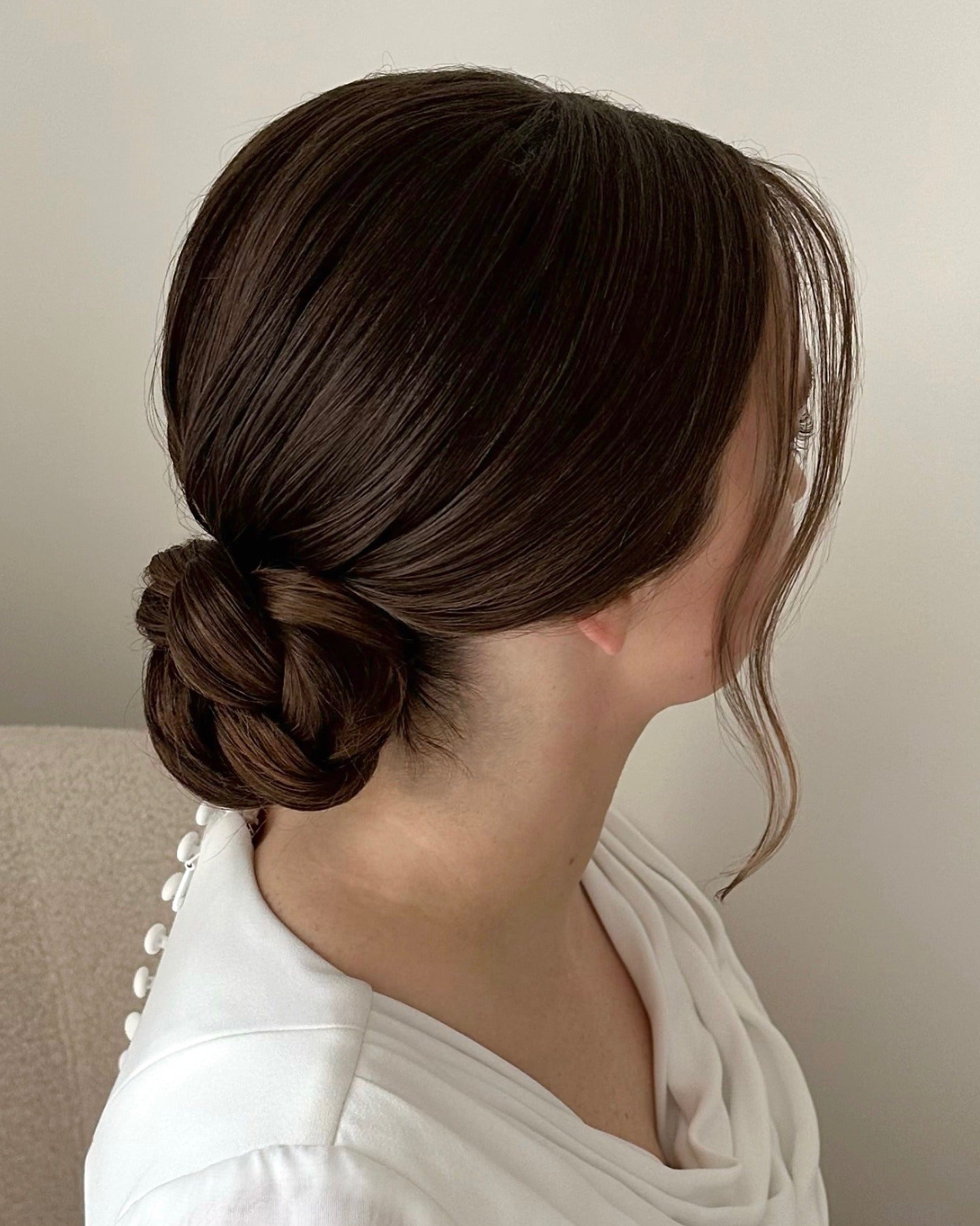 2. Schlankes Chignon mit kastanienbraunem Finish (Brötchen Frisuren)