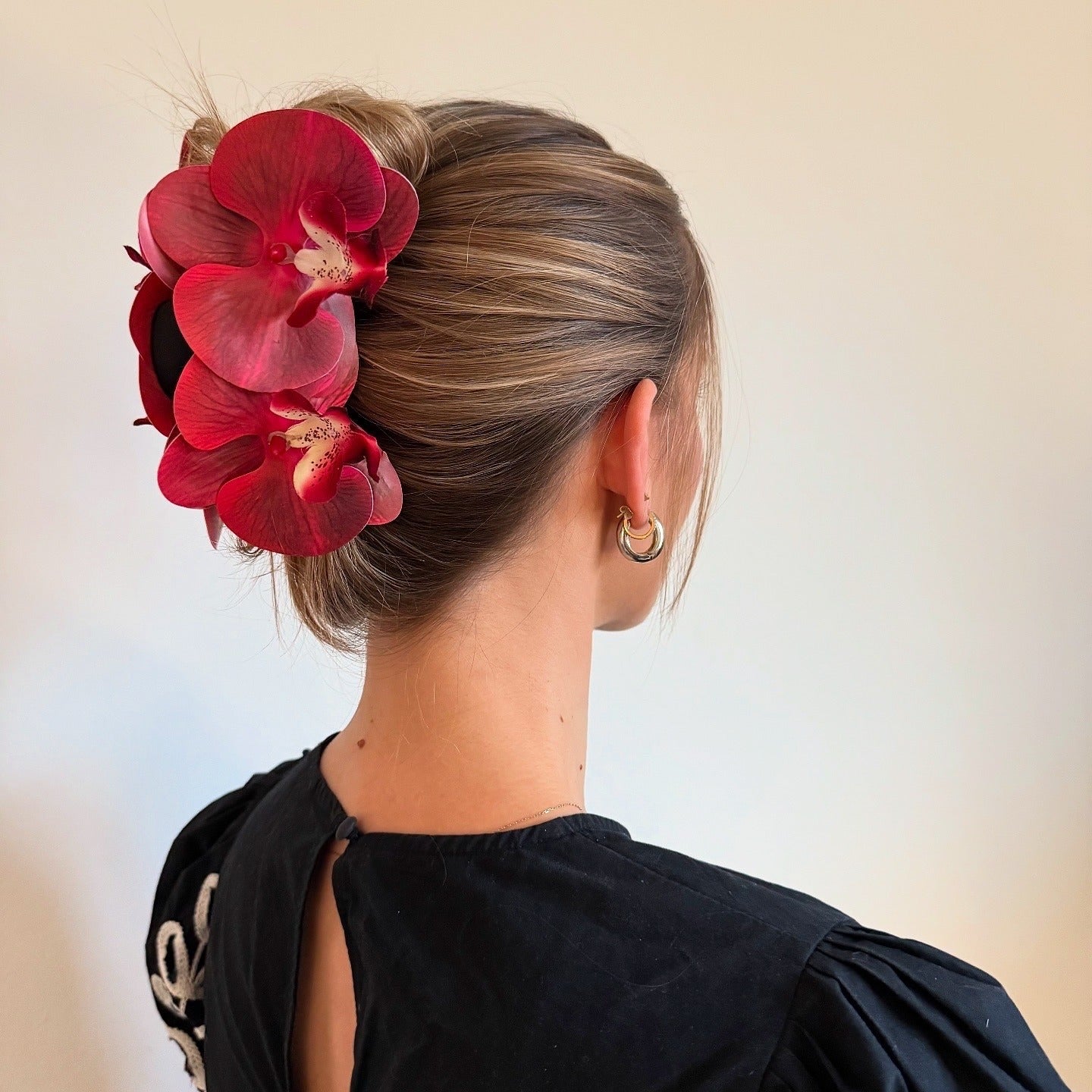 2. Sleek Chignon mit Orchideenakzent (einfache Frisuren)