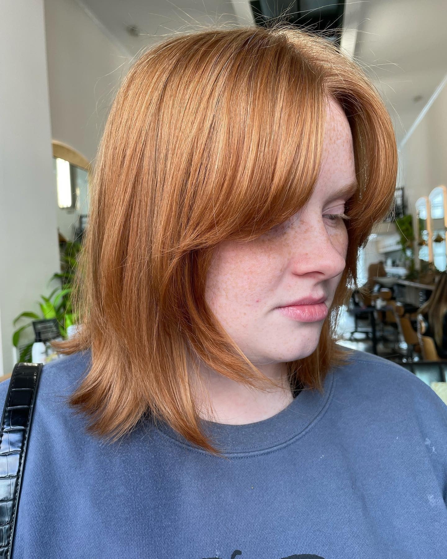 2. Glatter, kupferfarbener, geschichteter Bob mit Curtain Bangs (Shaggy Bob Haircuts)