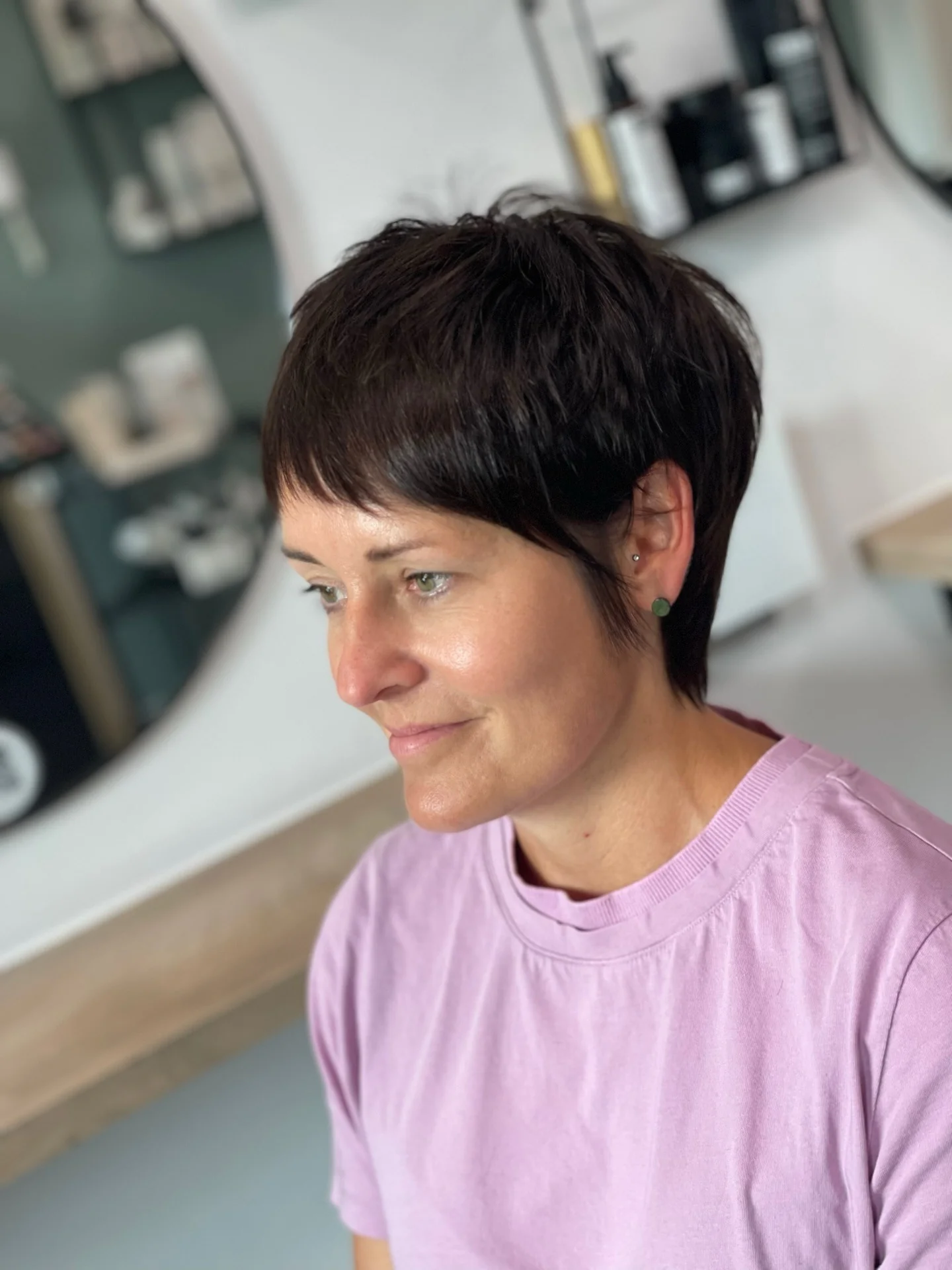 2. Schlanker Espresso-Pixie mit gefiedertem Pony (geschichtete Pixie-Frisuren)