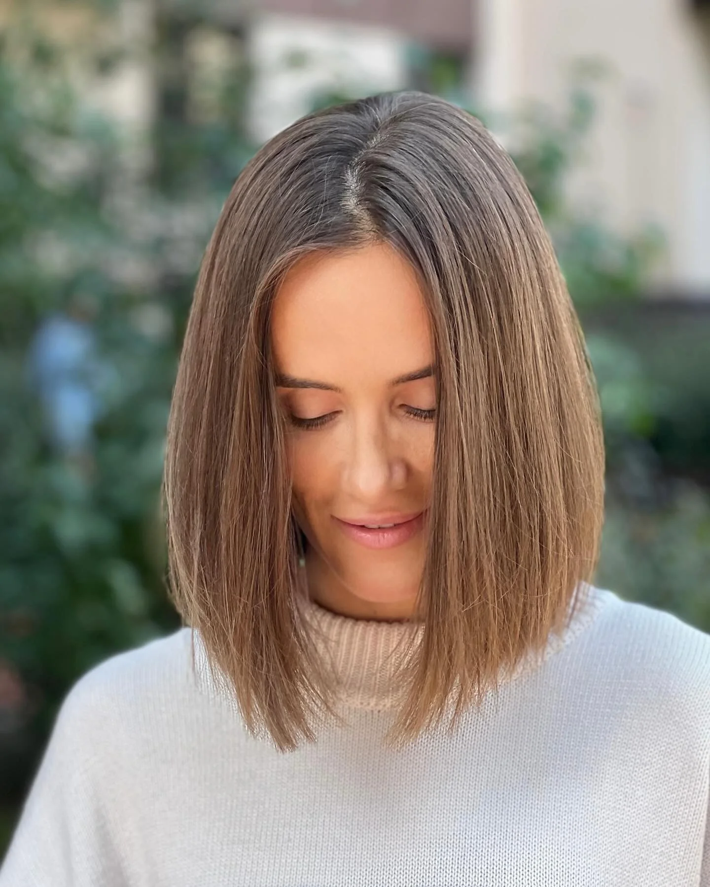 2. Schlanker, mittellanger, stumpfer Bob in „Cool Brunette“ (Blunt Cut Bob)