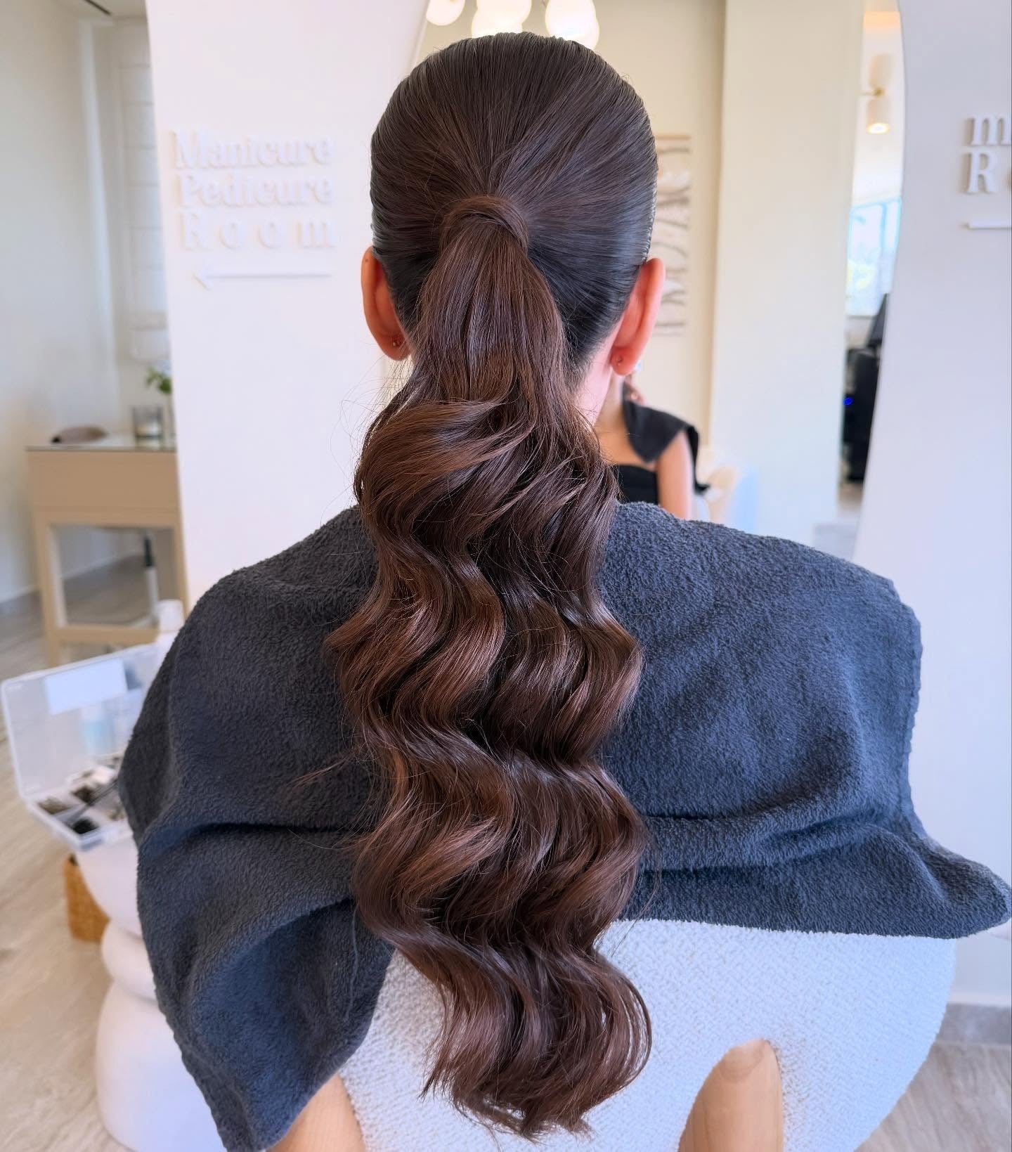 2. Schlanker Pferdeschwanz mit geformten Wellen (wellige Frisuren)