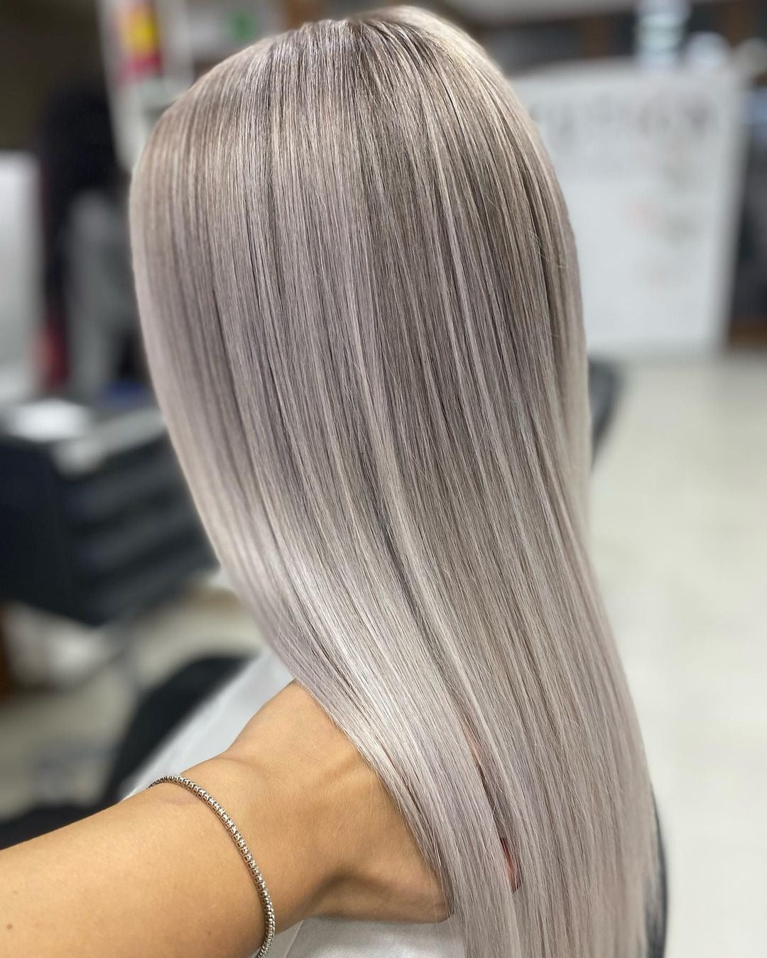 2. Schlanker gerade Ascheplatin (aschgraue Haarfarbe)