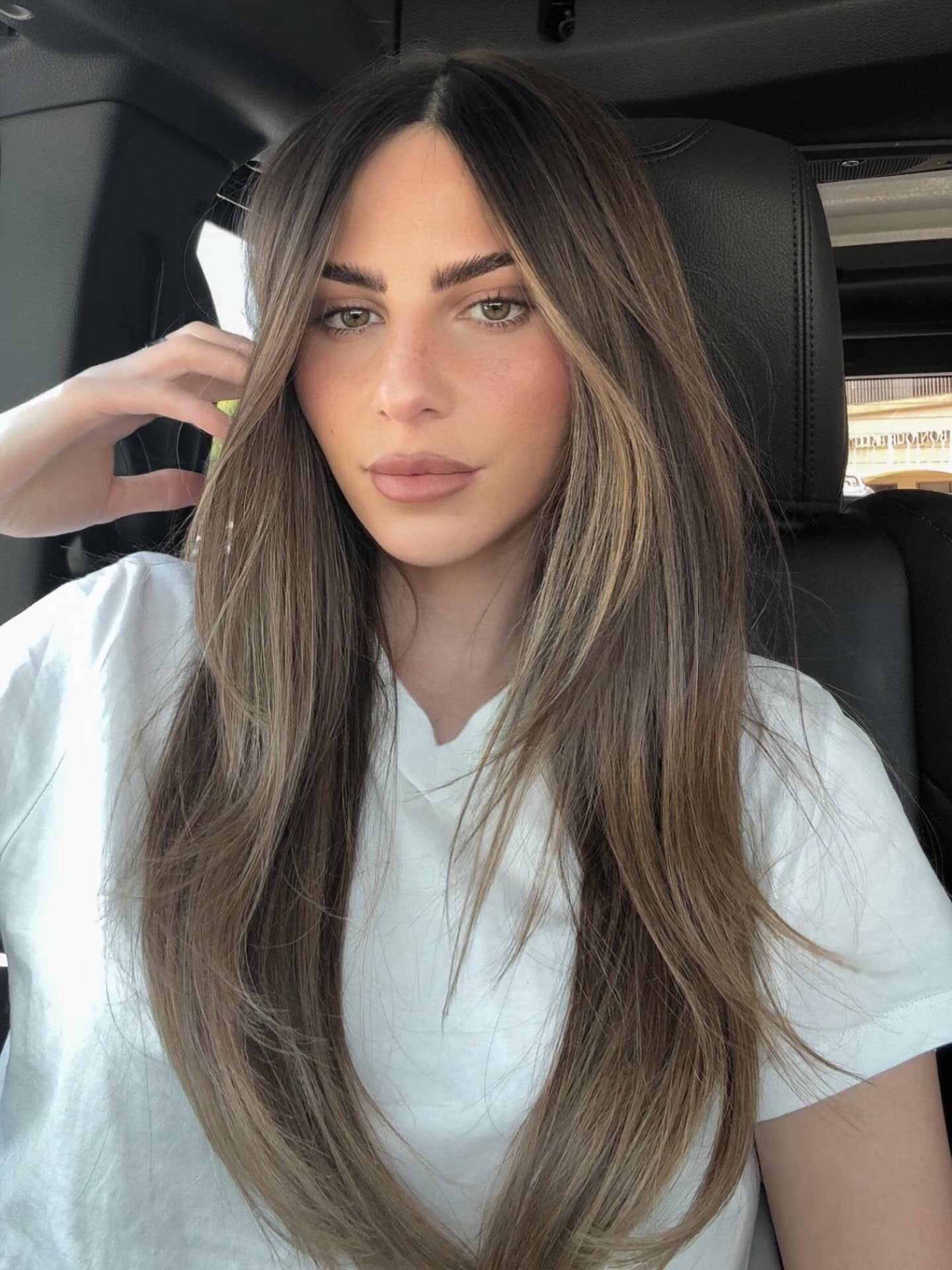 2. Schlanke, wispige Schichten mit mittlerem Teil in subtilen Balayage (lange wispige Haarschnitte)