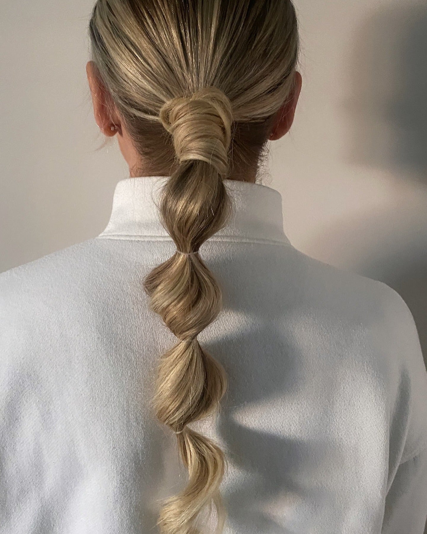 2. Schlankes umwickeltes Blasenschwanz in kühlem Blond (Bubble Ponytail)