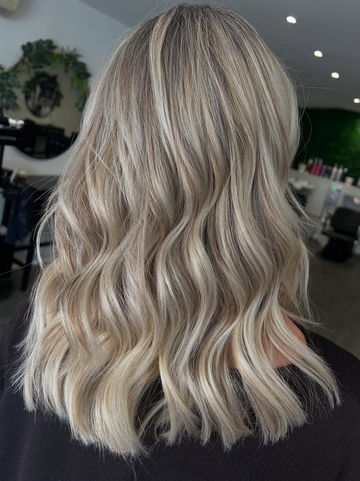 2. Rauchige aschblonde Highlights mit strukturierten Lob-Wellen (aschblonde Haarfarbe)