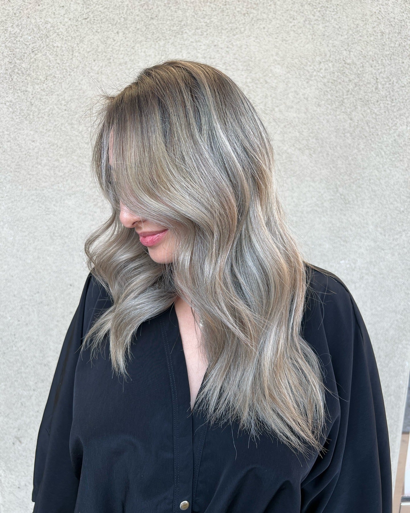 2. Raucher Ascheblond mit losen Locken (Asche Haarfarbe)