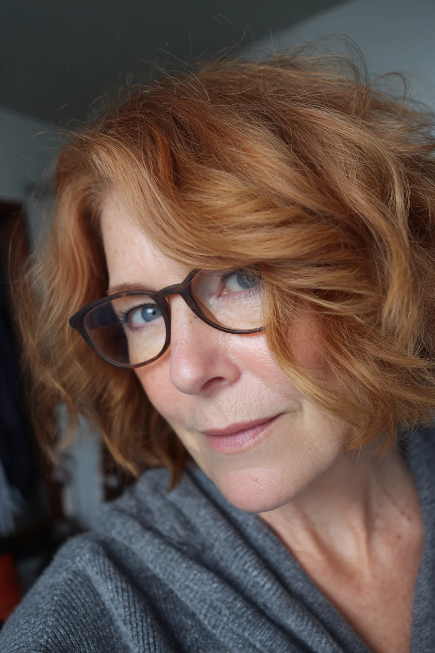 2. Weicher kastanienbrauner Stufen-Bob mit gesichtsumrahmenden Enden (Frisuren für ältere Frauen mit Brille) – Frisuren für ältere Frauen mit Brille