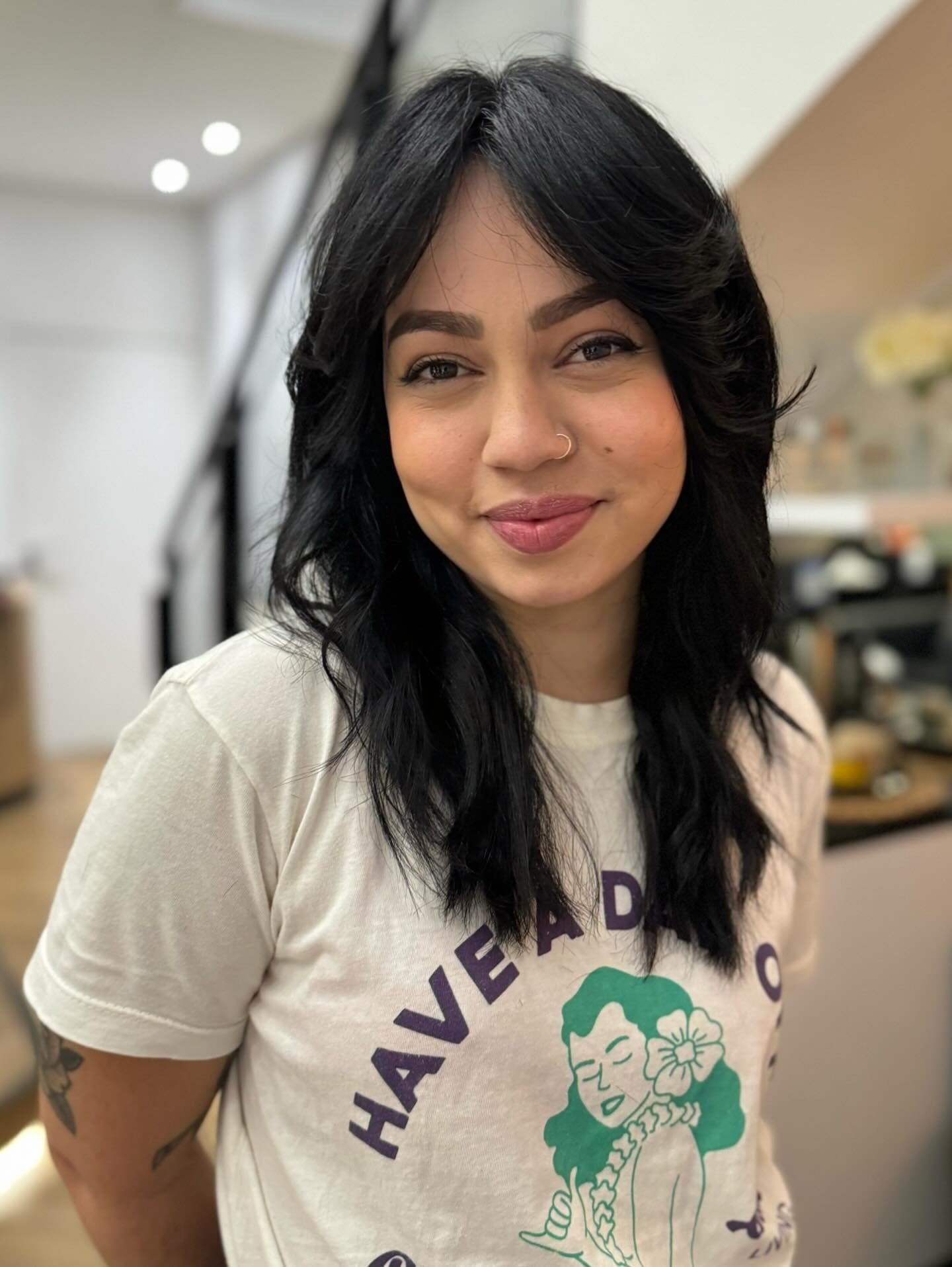 2. Weicher schwarz geschichtetes Shag mit Vorhang Pony (zotteliger Haarschnitt)