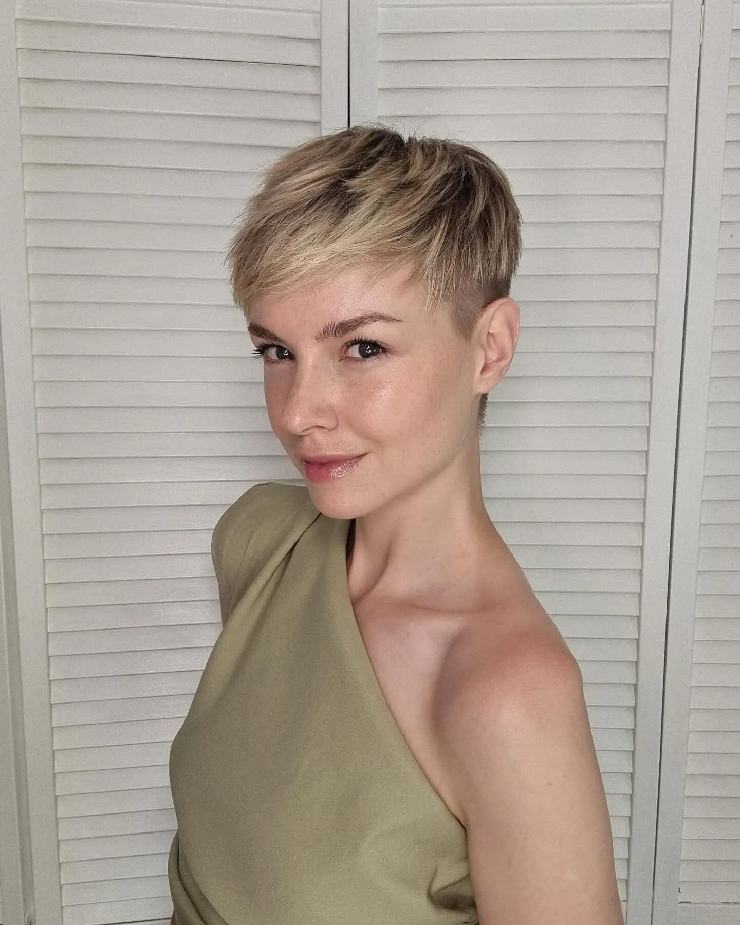 2. Soft Blonde Pixie mit Seitentextur (abgehackte Pixie -Haarschnitte)