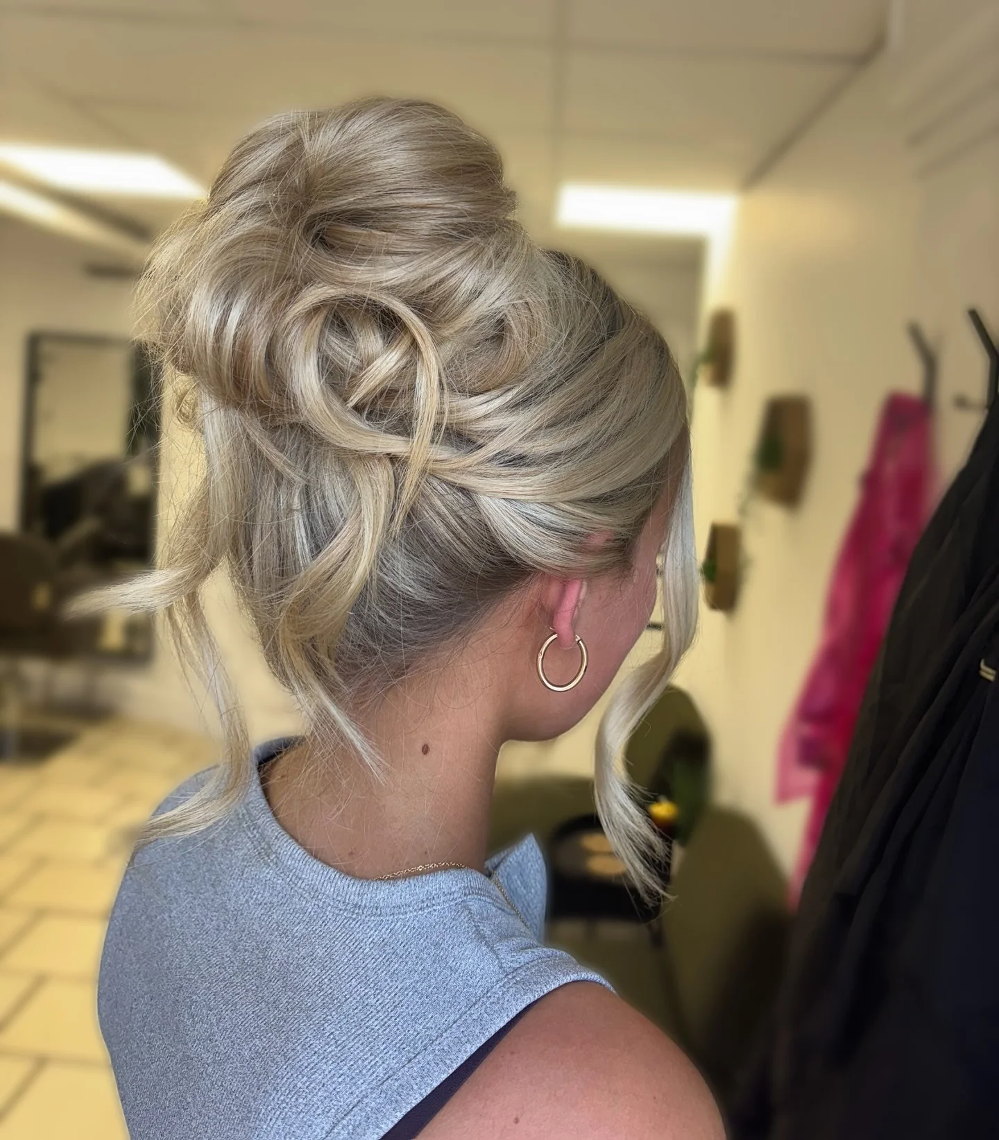 2. Weicher, blonder, voluminöser Dutt (unordentliche Dutt-Frisuren)