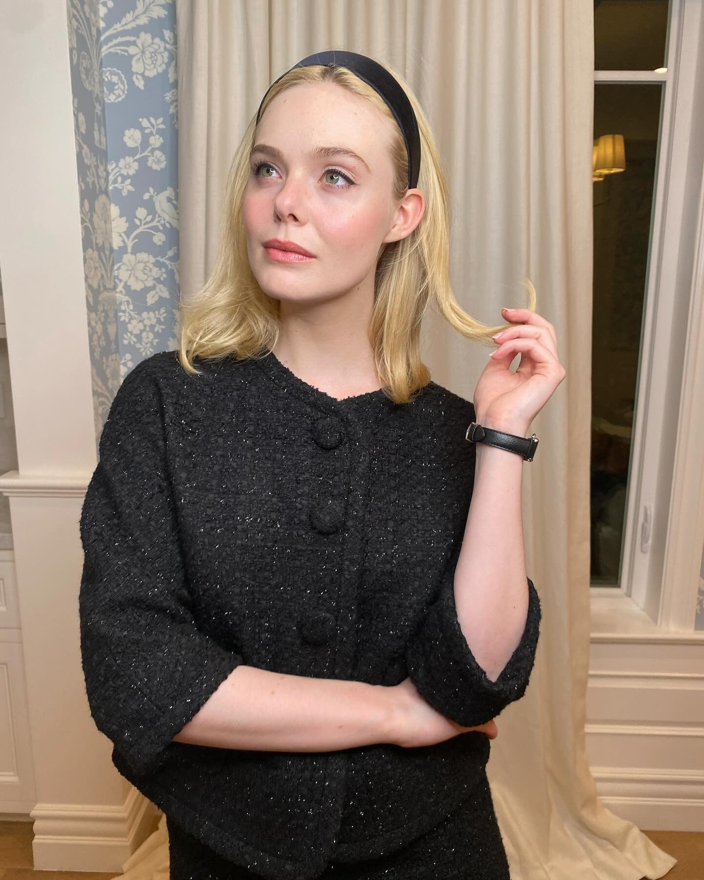 2. Weiche blonde Wellen mit klassischem schwarzem Stirnband (Stirnbandfrisuren)