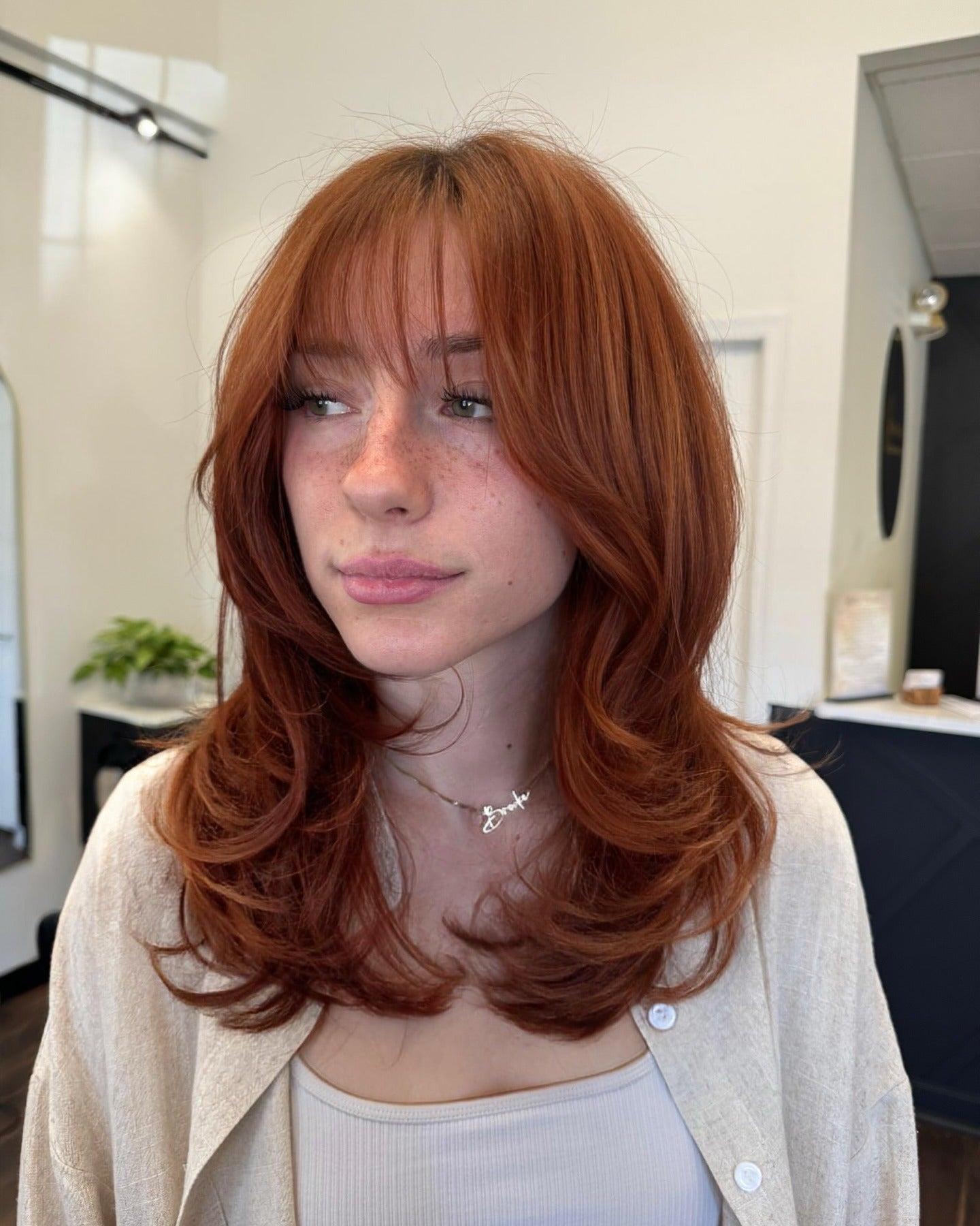 2. Weiche Kupferschichten mit wispy Fransen (mittelgroße geschichtete Haarschnitte)