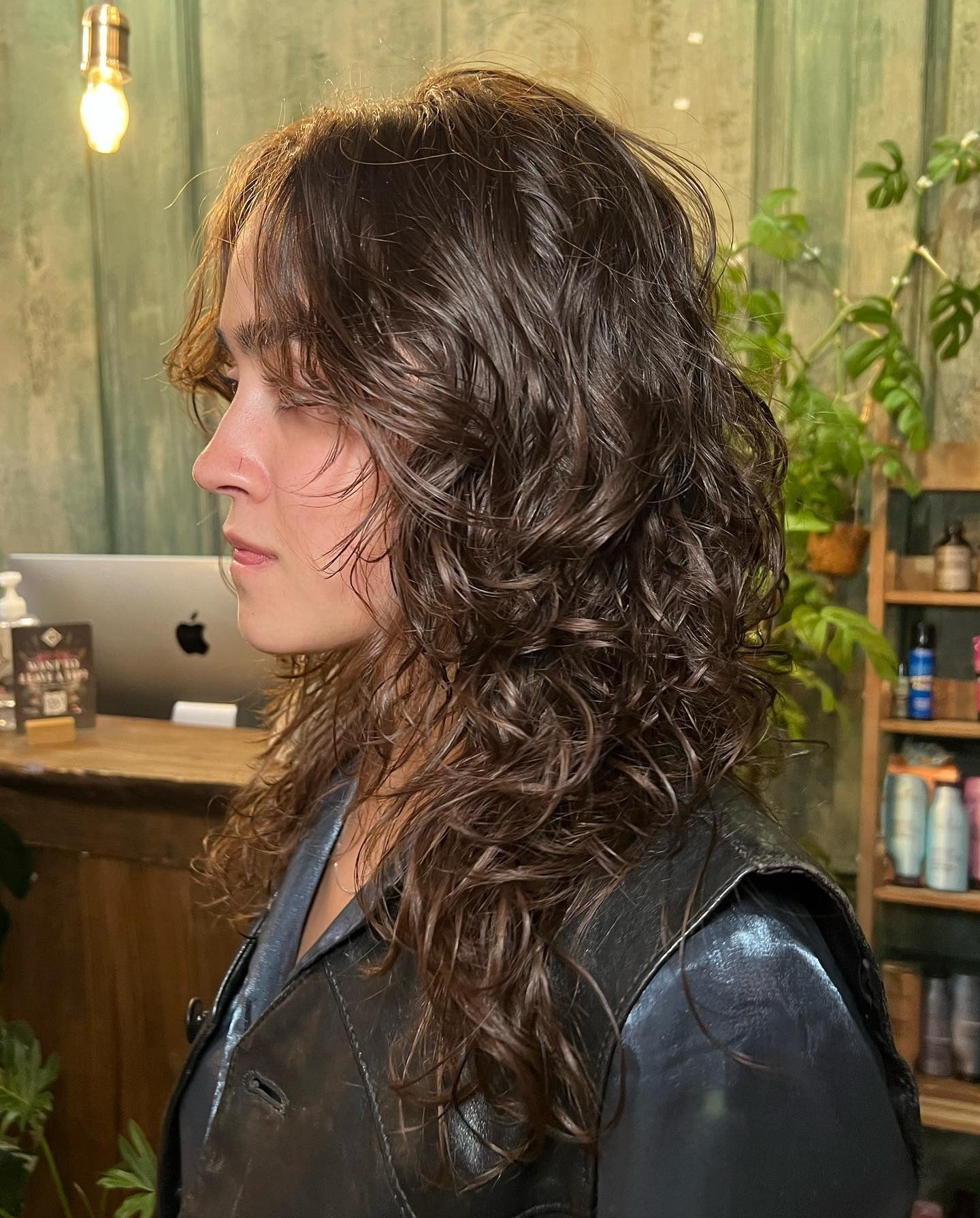 2.. Weichschichtiger Wolf geschnitten mit natürlicher Definition (Curly Wolf Haircut)