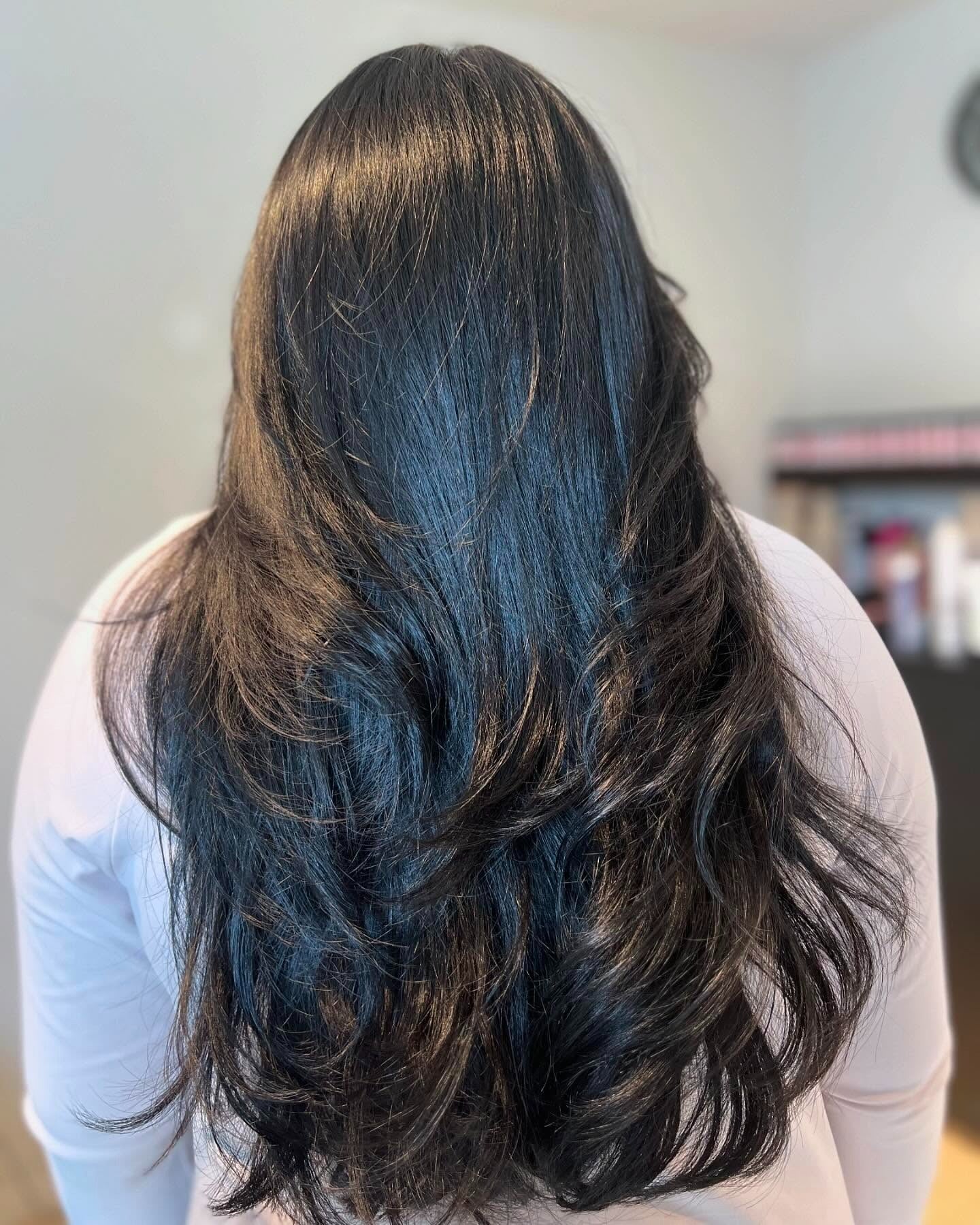 2. Weiche Schichten auf kühner schwarzem Haar (geschichtete Frisuren)