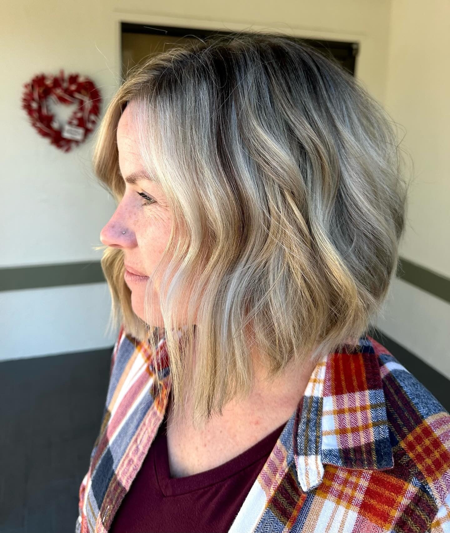 2. Weicher, perlblonder, gewellter umgekehrter Bob (umgekehrte Bob-Frisuren)