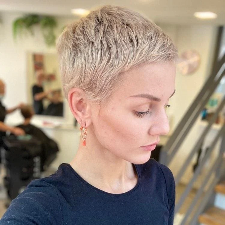 2. Soft Platinum Cropped Pixie (Wispy Pixie-Frisuren)
