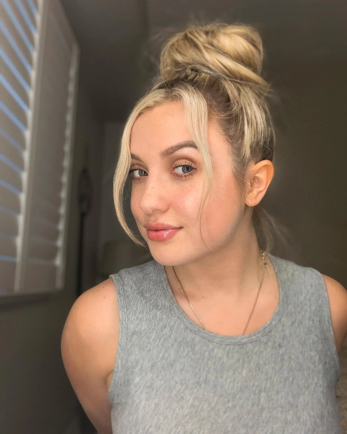 2. Sonnengeküsster blonder Haarknoten mit müheloser Textur (Top-Knoten-Frisuren)