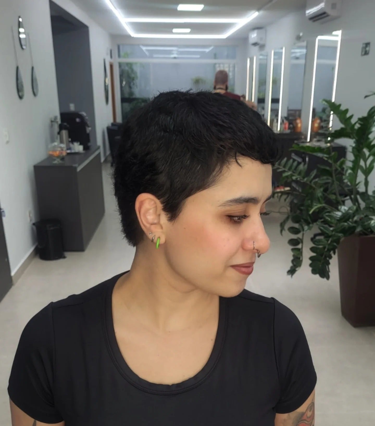 2. Tapered Jet Black Pixie (Pixie -Haarschnitte)