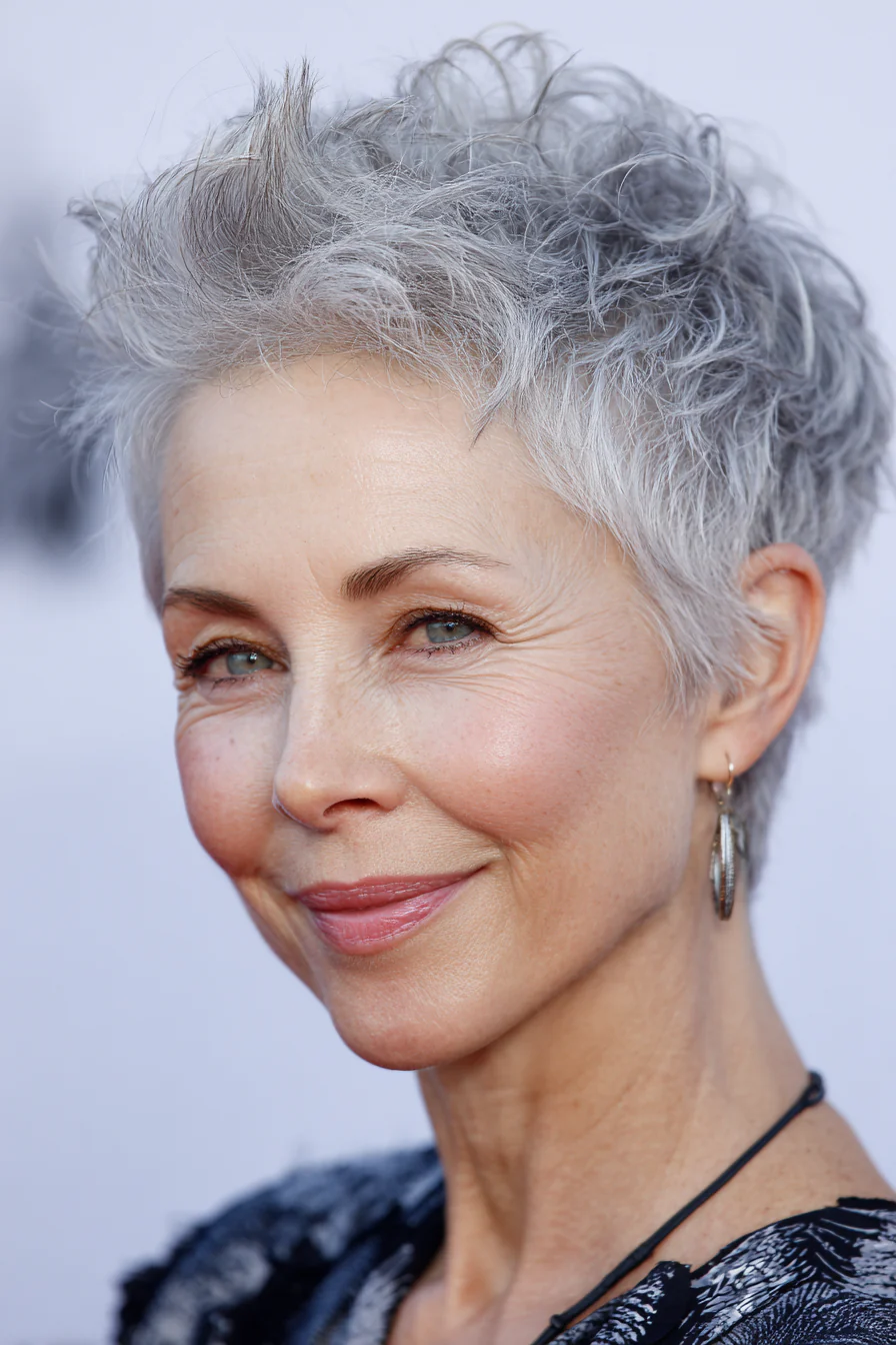 2. Spitz zulaufender gewellter Pixie in Silbergrau (kurze gewellte Haarschnitte für ältere Frauen) – Kurze gewellte Haarschnitte für ältere Frauen