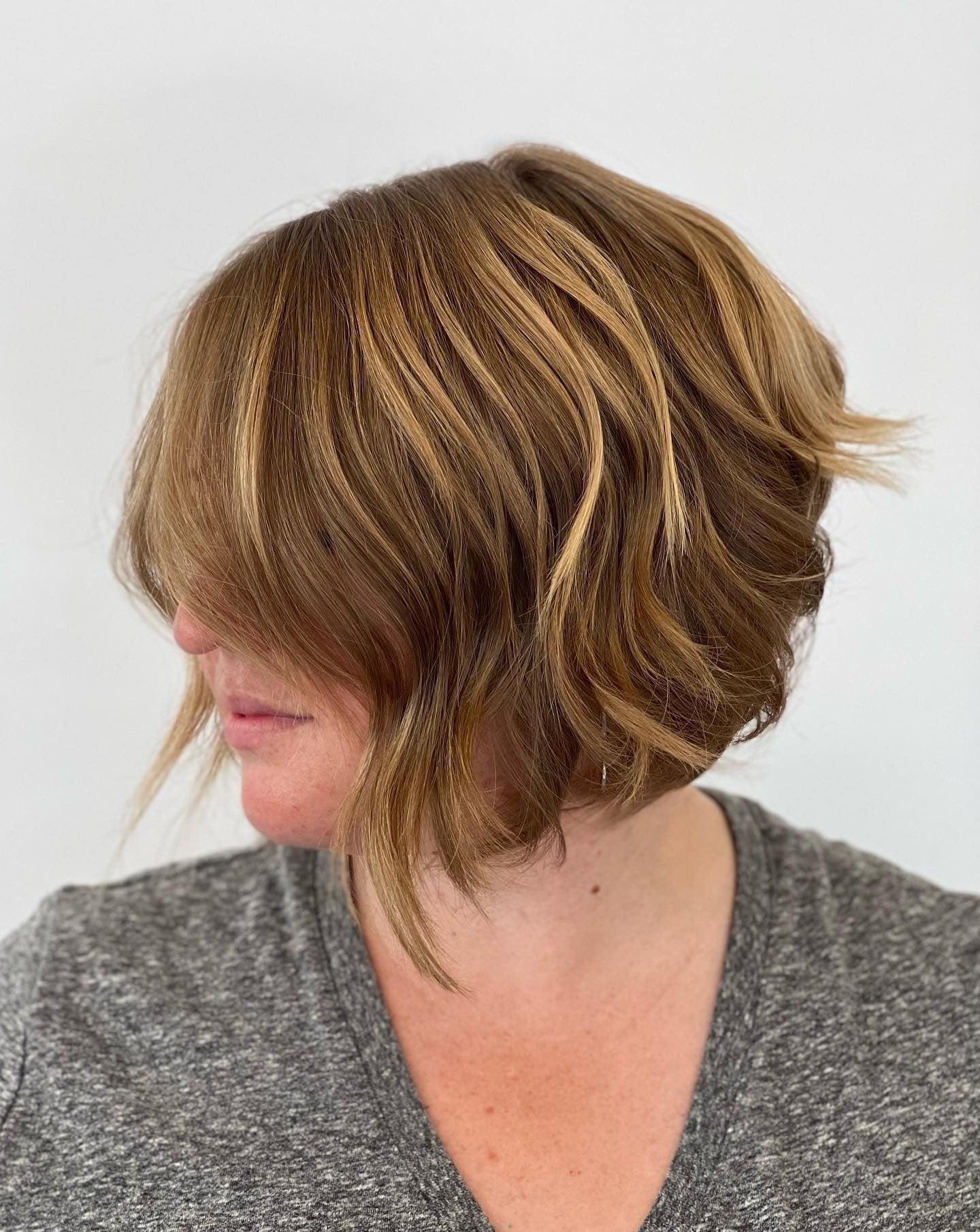 2. Strukturierter A-Linien-Bob mit warmen honigbraunen Highlights (A-Linien-Bob-Haarschnitt)
