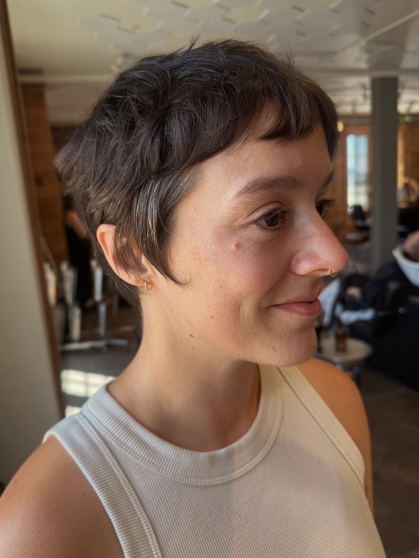 2. Strukturierter brünettes Haarschnitt mit Babyfransen (Pixie-Haarschnitt)