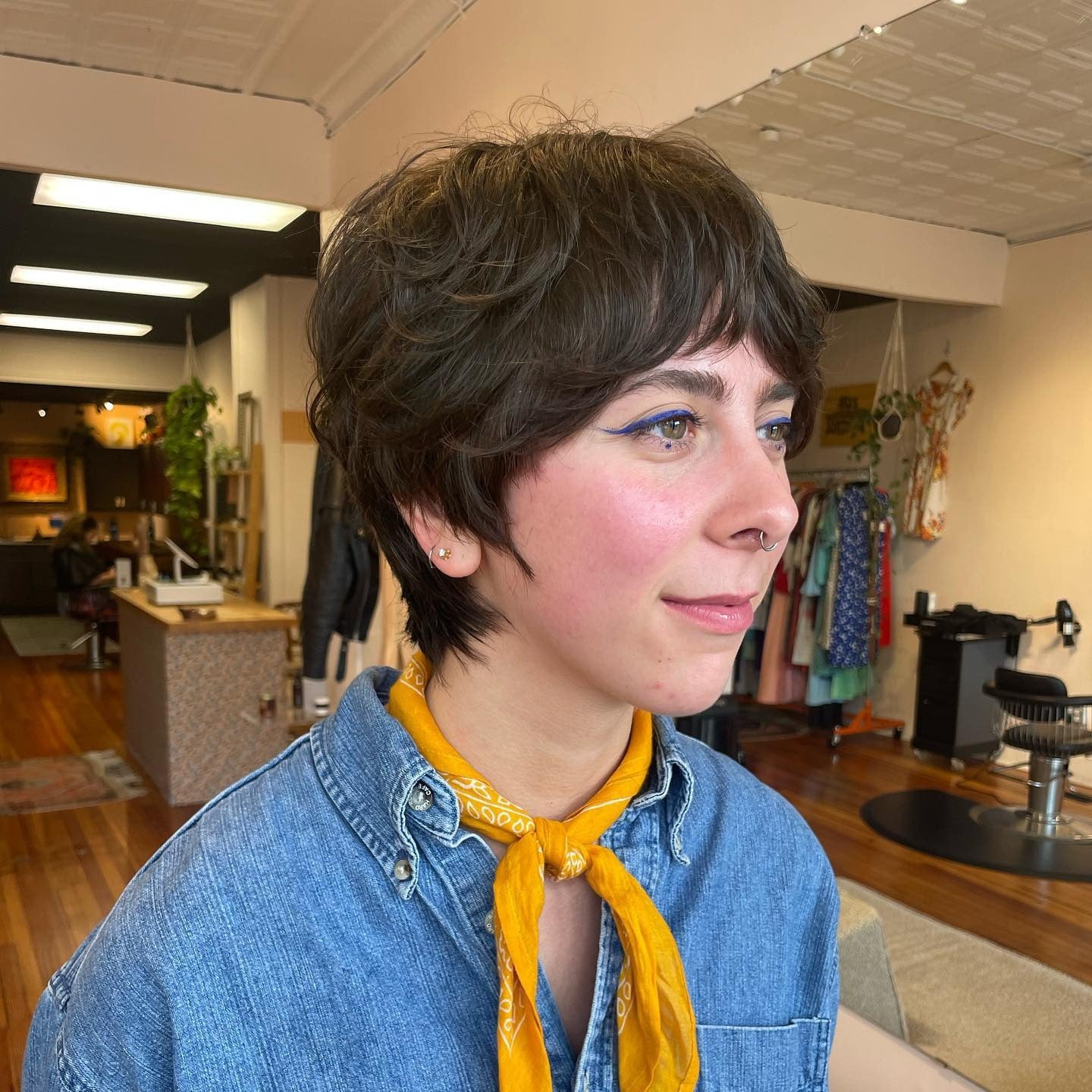 2. Strukturierter brünetter Pixie mit Fransen (zottelige Pixie-Frisuren)