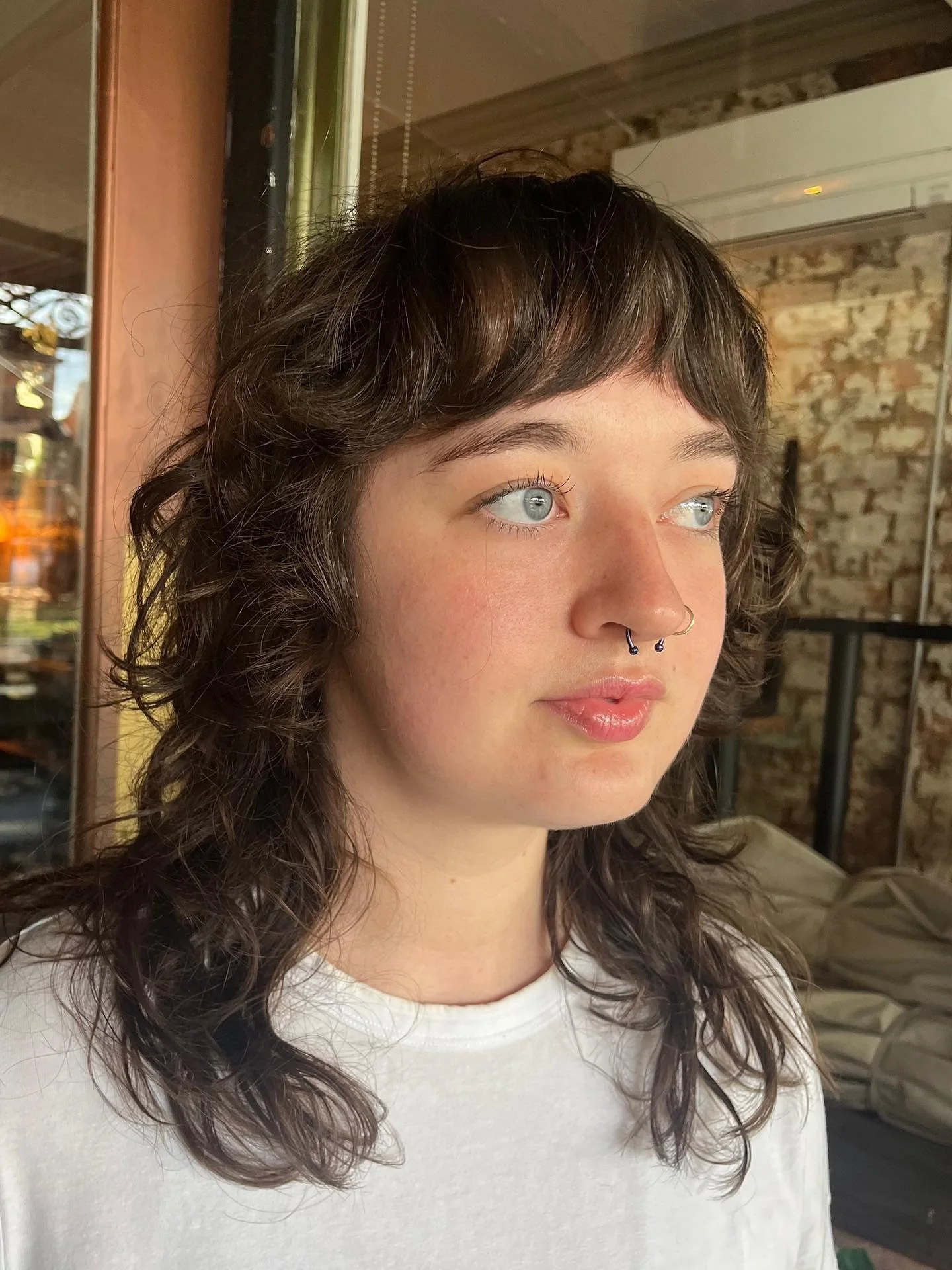 2. Strukturierter Brunette-Shag mit Mikro-Pony (Shaggy-Haarschnitte)