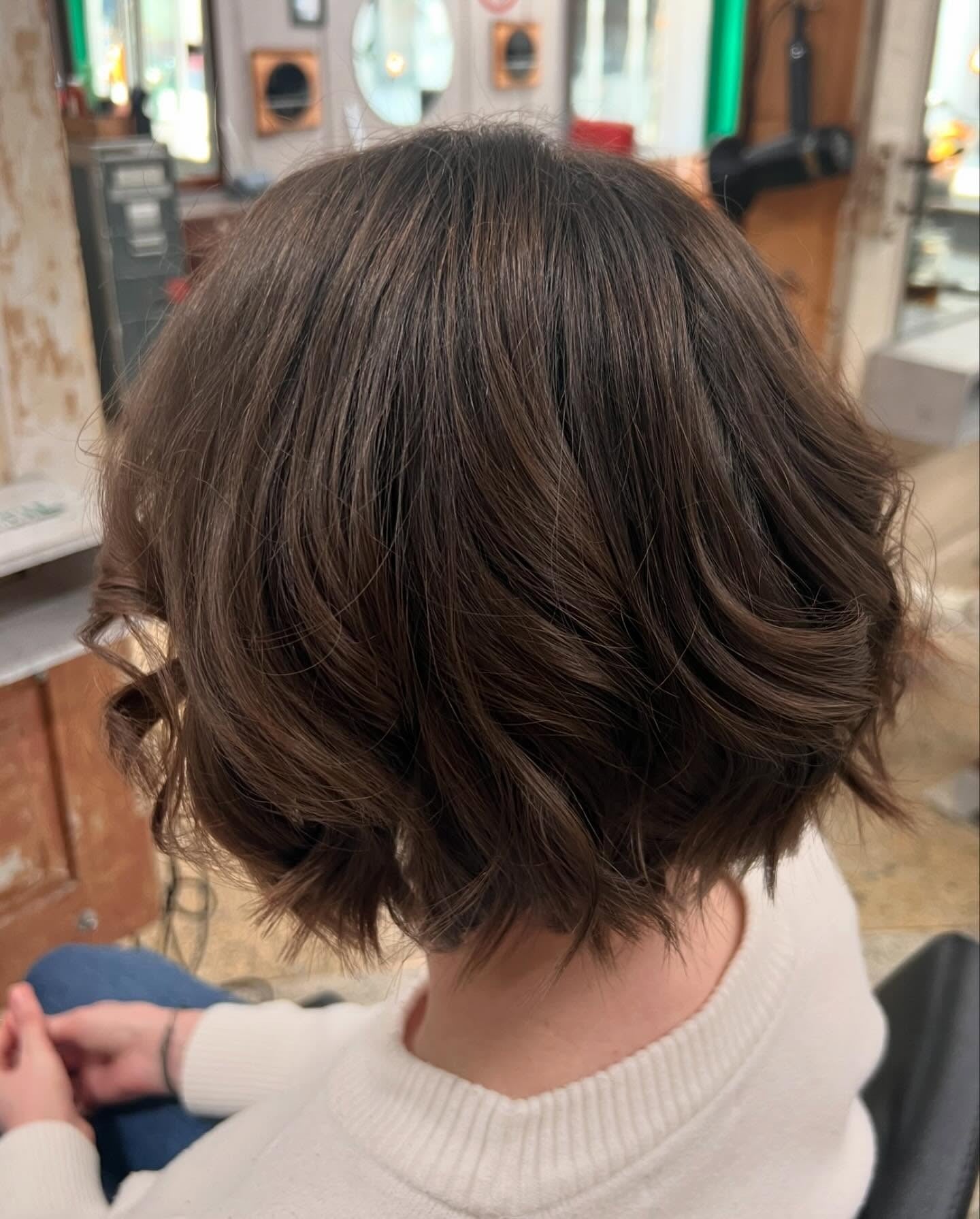 2. Strukturierte brünette Wellenbob (geschichtete Bob -Frisuren)